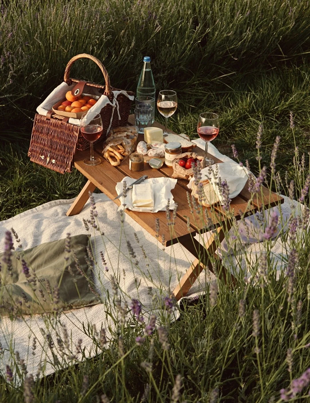Summer evenings at @cascinapizzo 🪻🌞🧺 
Cheese, wine, countryside, flowers, sunset and great company 🧡 @olga_designstudio @s_lo96 
If I was asked what my perfect summer evening would look like it would be this, apart from maybe 10&deg; cooler&helli