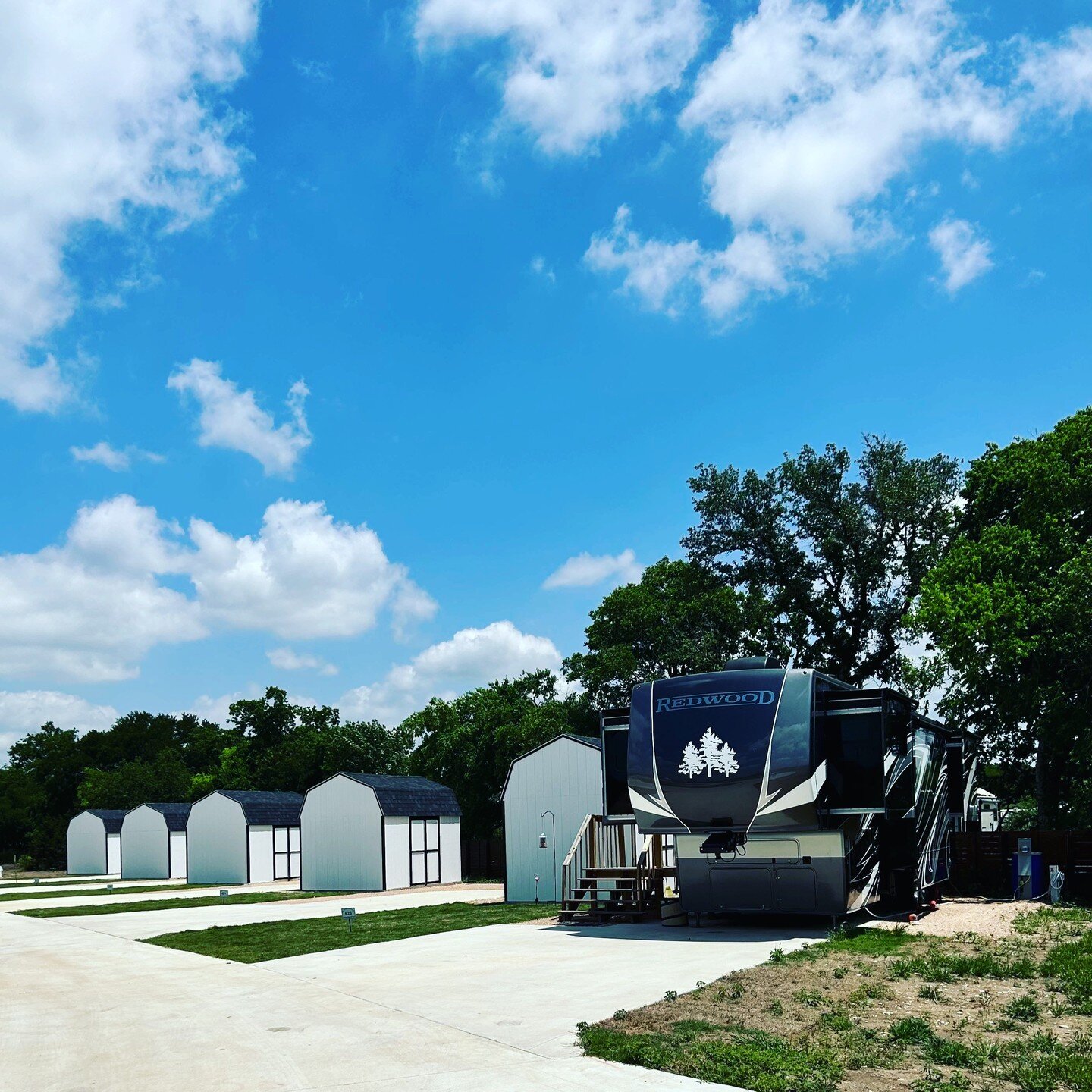 Cute lil' storage barns = more space for your stuff 🙌