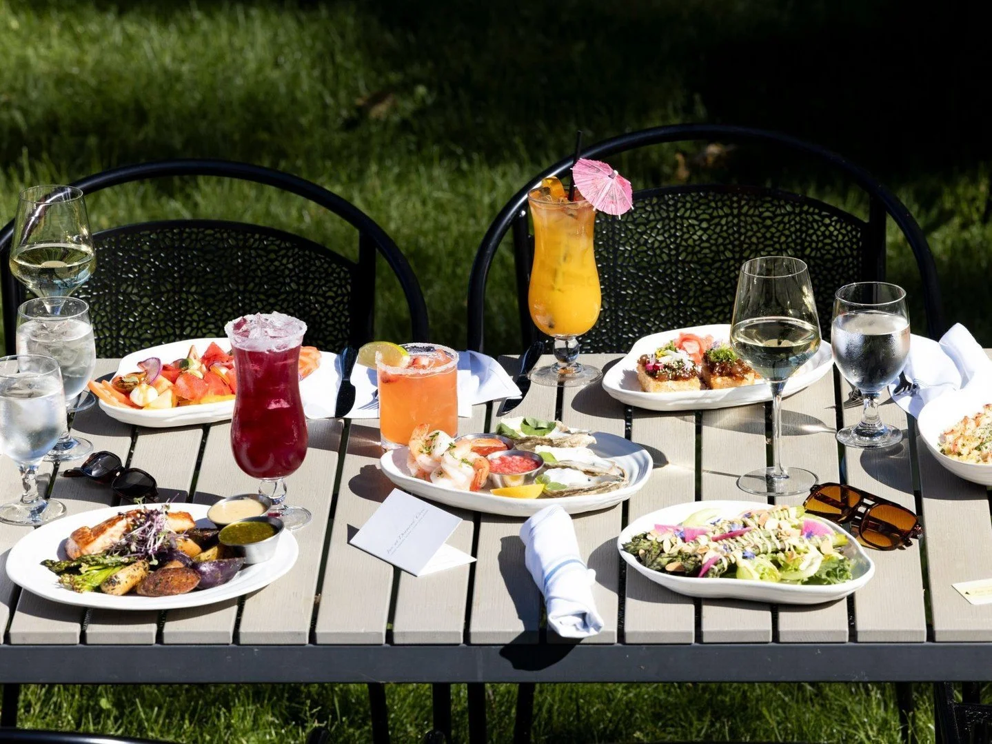An island escape, a great meal, and your favorite people at the table. That's our recipe for a perfect summer night. 🥂 

Book your table through the link in bio 

#girlsnight #diamondsedge #portlandmaine #greatdiamond #maineeats #oystersofinstagram 