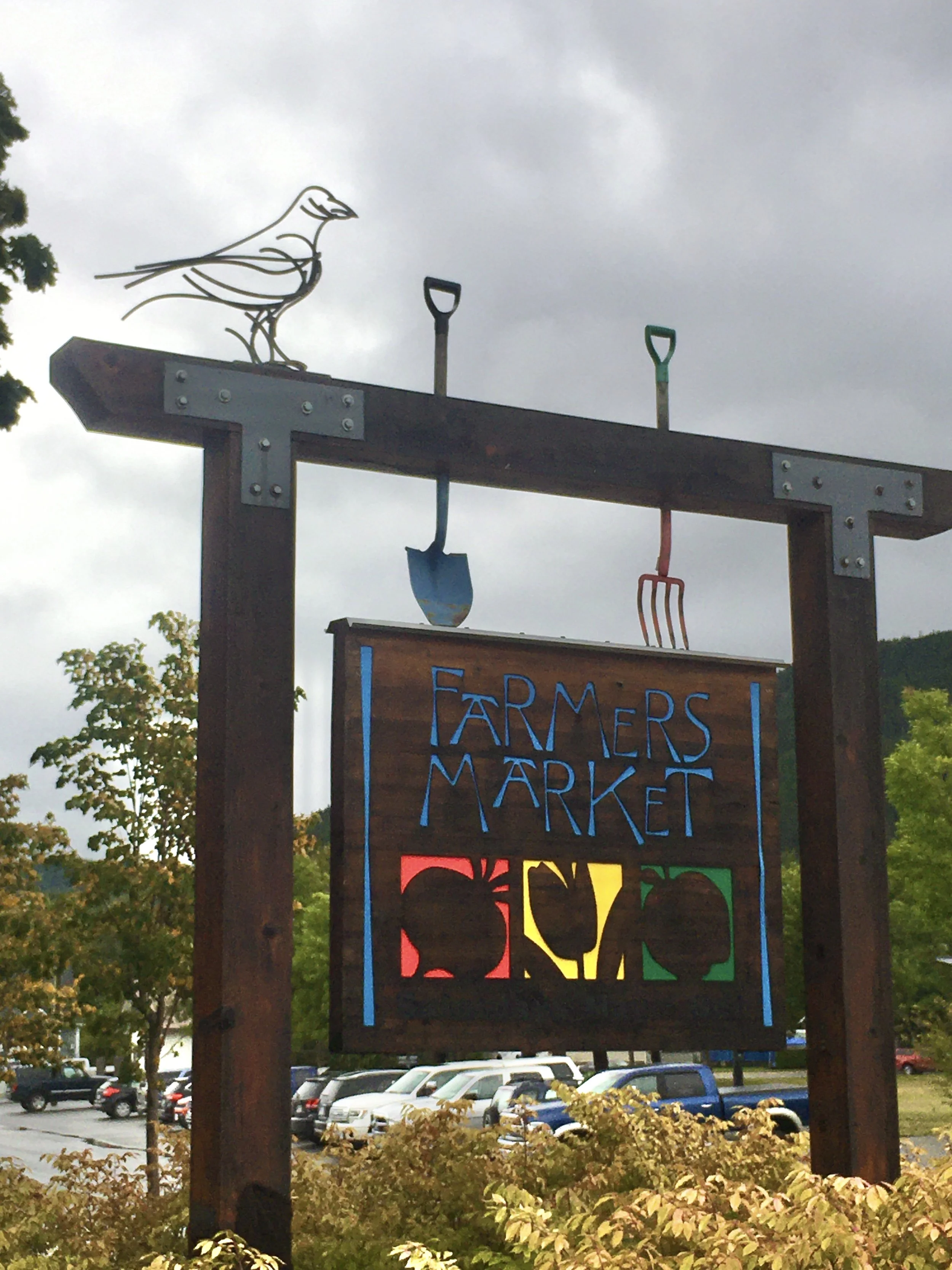 Skeena Valley Farmers market, Raven sculpture on the sign