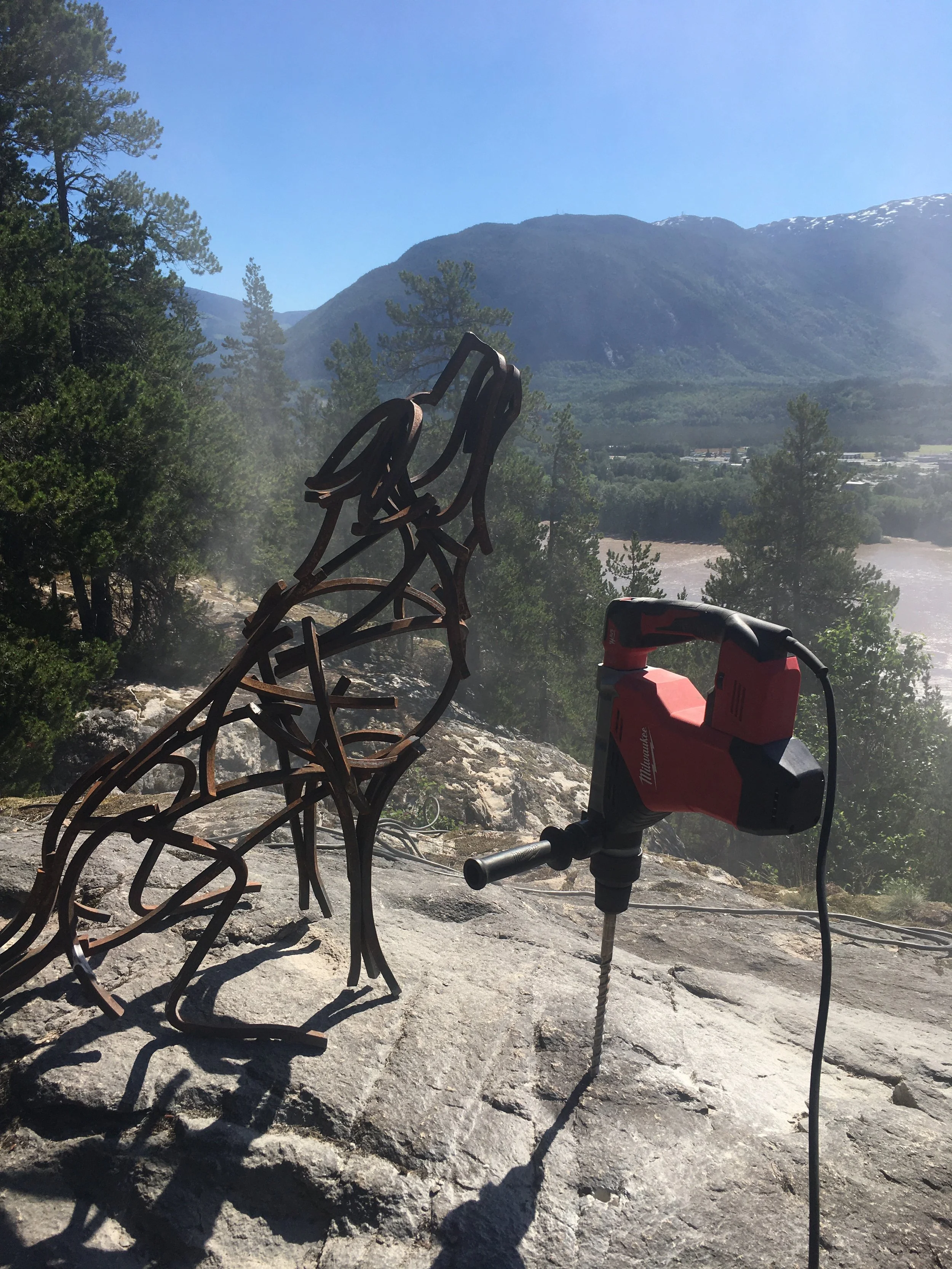 Howling wolf sculpture