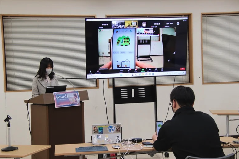  A student presents her team’s app at the Wagamama Lab closing ceremony. 