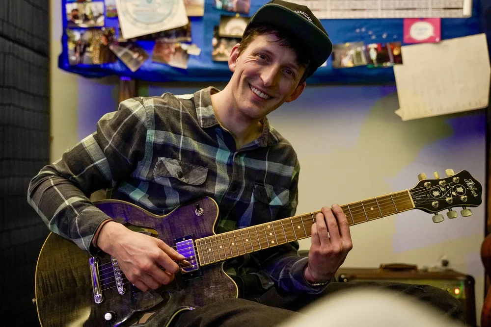 Micah Wilson mit Gitarre im Wilsun Studio