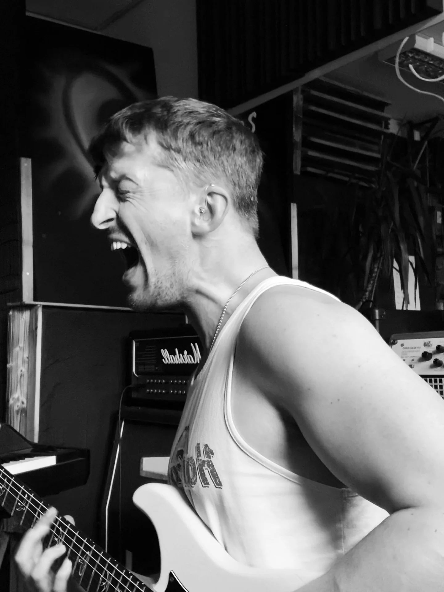 🎸 Voice. Muscle. Madness.
No filters &ndash; just raw sound and pure soul.
Some moments can&rsquo;t be rehearsed.
They break out of you like lightning.
This is one of them.

🖤 Black &amp; white because that&rsquo;s how it felt inside: loud and hone