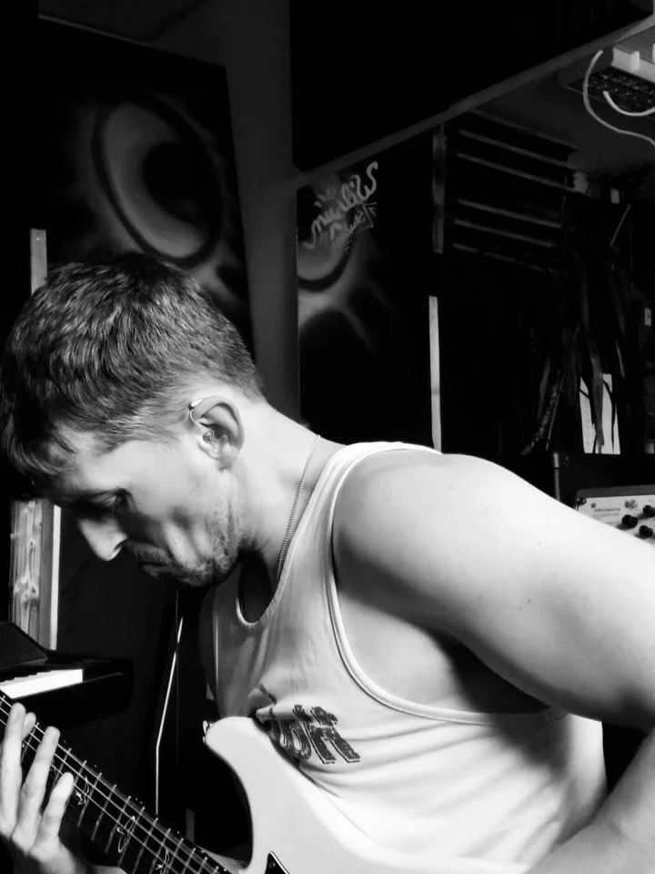 Manche Tage spielt man, um sich selbst zu verstehen.
Andere, um etwas loszuwerden.
Das hier war beides.

Danke, dass ihr nicht nur die Musik h&ouml;rt,
sondern auch den Raum dazwischen.

W

#studio
#frequency
#truth
#alchemy
#vision
#raw
#presence
#m