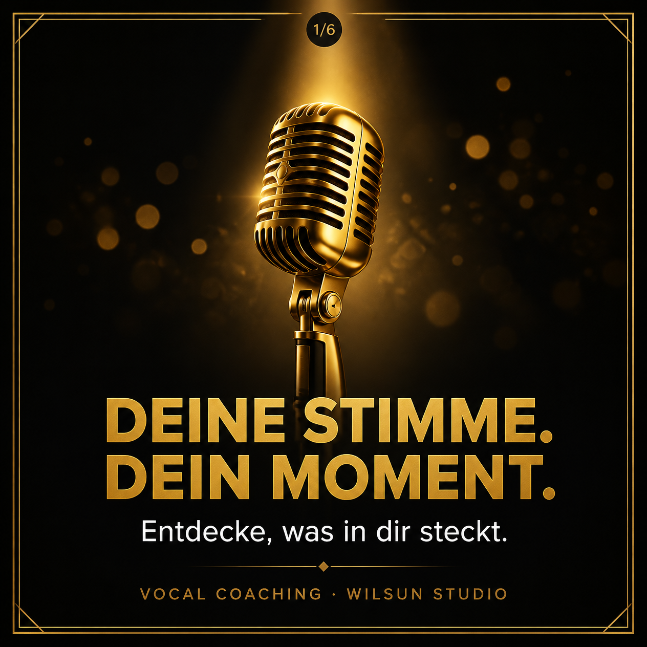 Goldenes Studiomikrofon im Spotlight auf schwarzem Grund – „Deine Stimme. Dein Moment.“ Vocal Coaching im Wilsun Studio Osnabrück.