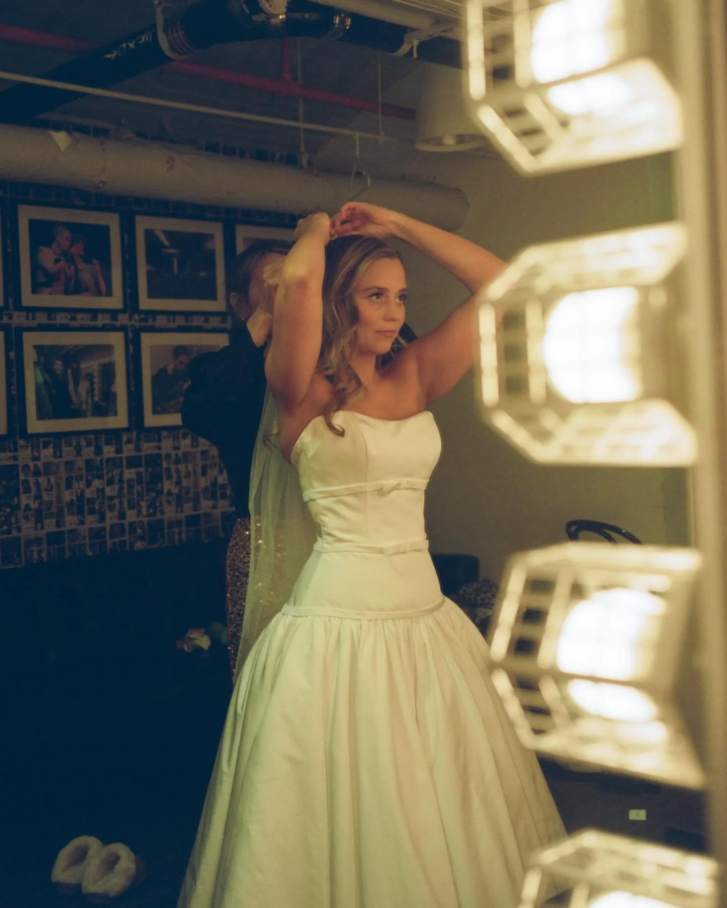 Our Bride @jennalangbaum leaned into NYC&rsquo;s theatre scene with dressing room lighting, center stage vows, and our Jacqueline ballgown, customized with a tea length hem. 

The scene was perfectly set with retro, yet dramatic details to dance the 