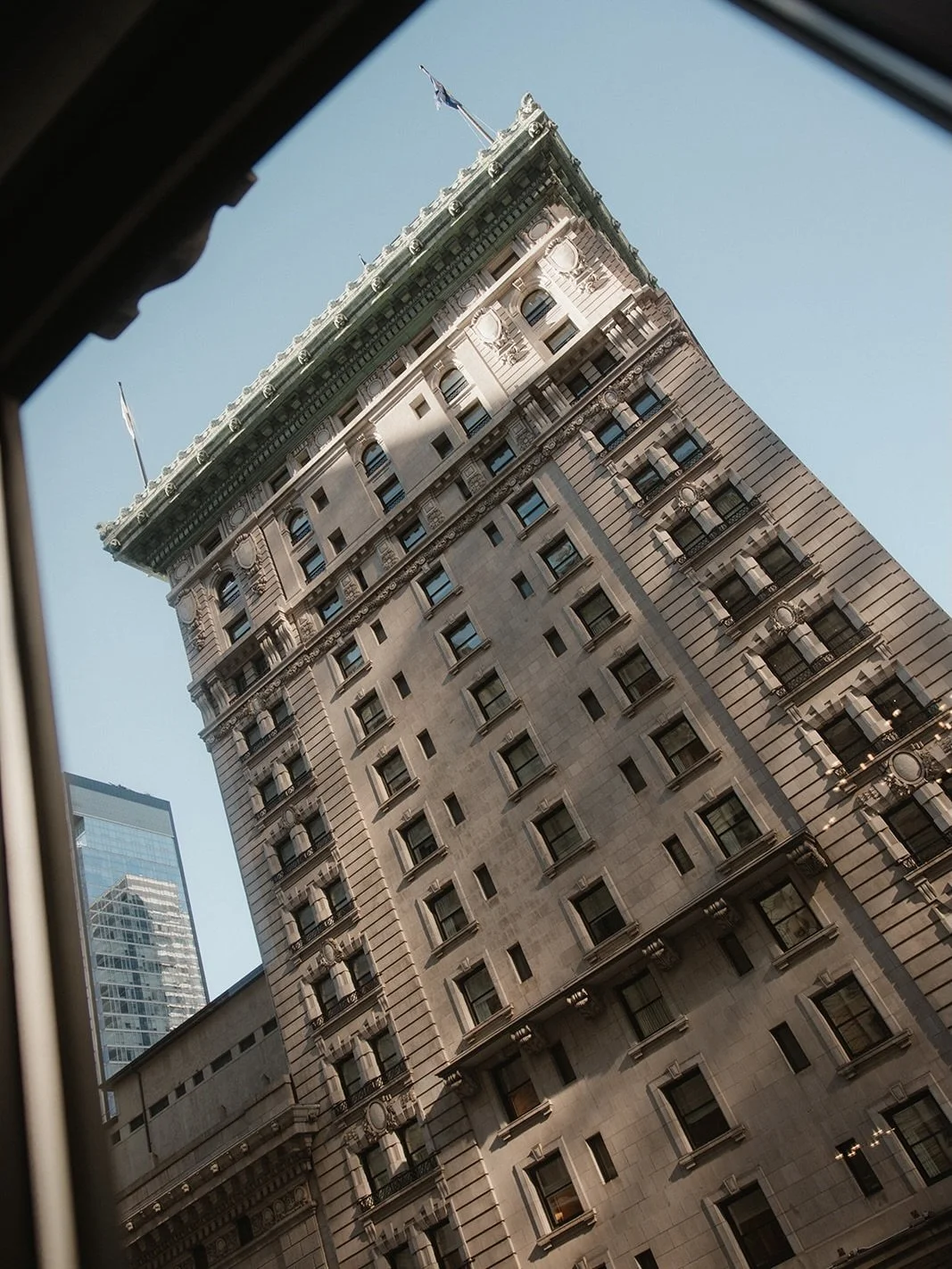 New York has our heart ❤️ Nothing can top an intimate New York City wedding that hits all of the best spots on one night. Getting ready at @stregisnewyork then married at @stpatrickscathedral followed by a reception of dinner and dancing @thepolobar 