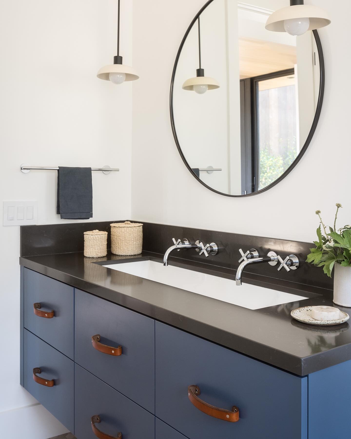 Deep in bathroom designs on this #tiletuesday and thinking back to this Sonoma Guest Bath. This bathroom is off of a multi-purpose room that secretly stores five single beds for sleepovers, but also acts as a game room and general hang out space. 

D