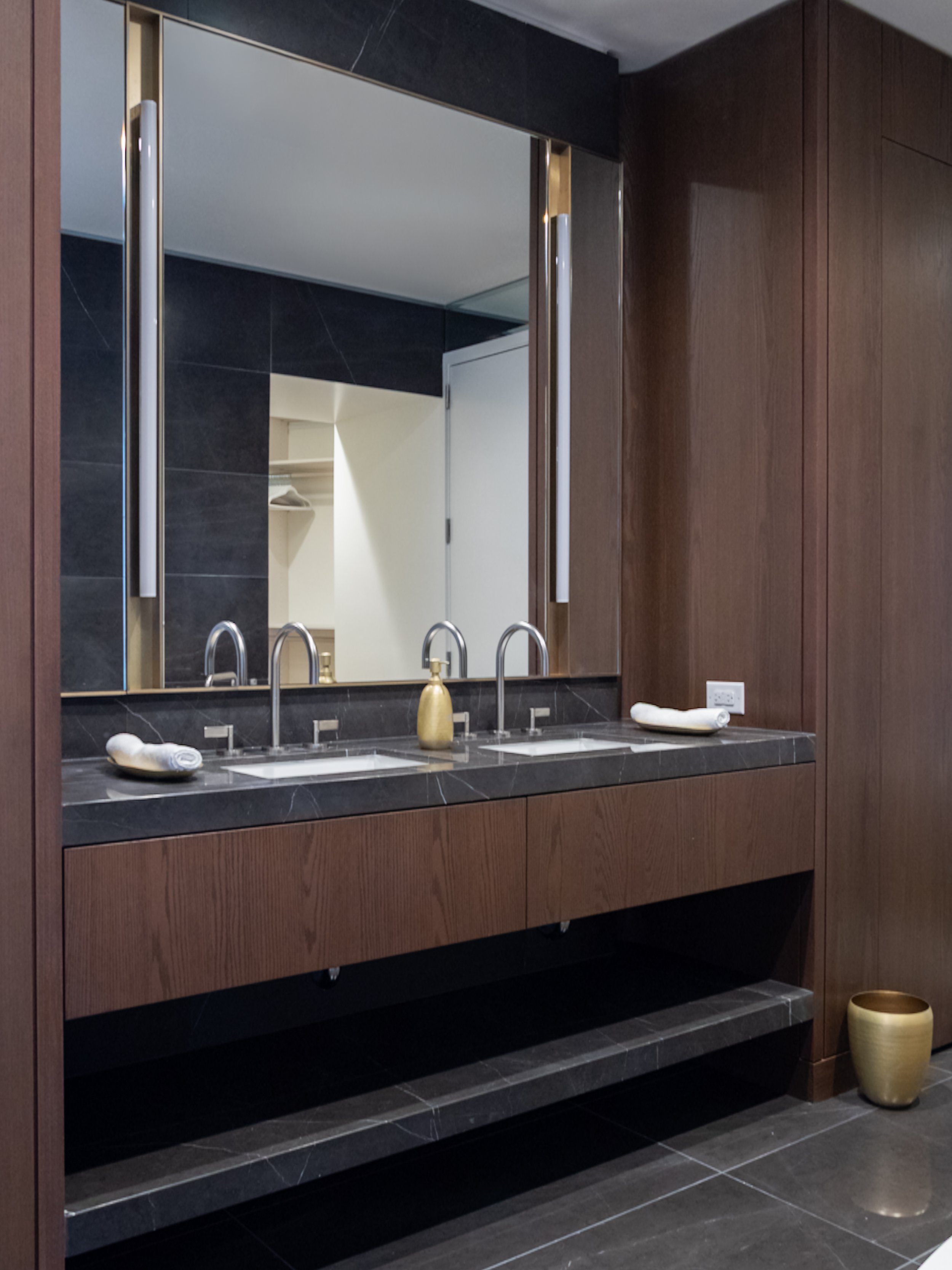 Park-Elm-Prmry-Bath-1-Original_ratio_3000x4001_U_200_sRGB.jpg