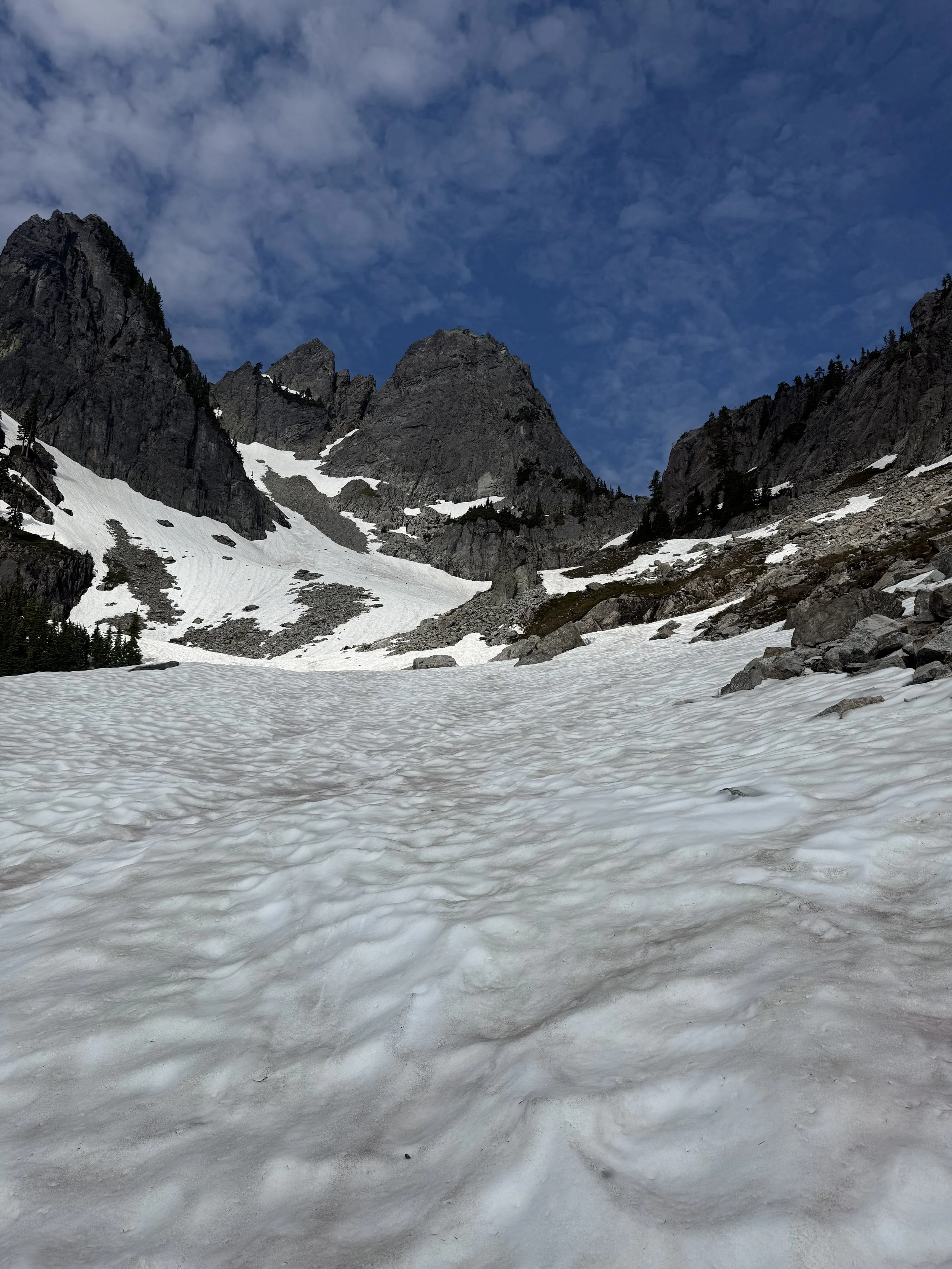 Apporoaching Chair Peak enroute to climb Voie de Chaise near Snoqualmie Pass. Photo by Ian Nicholson