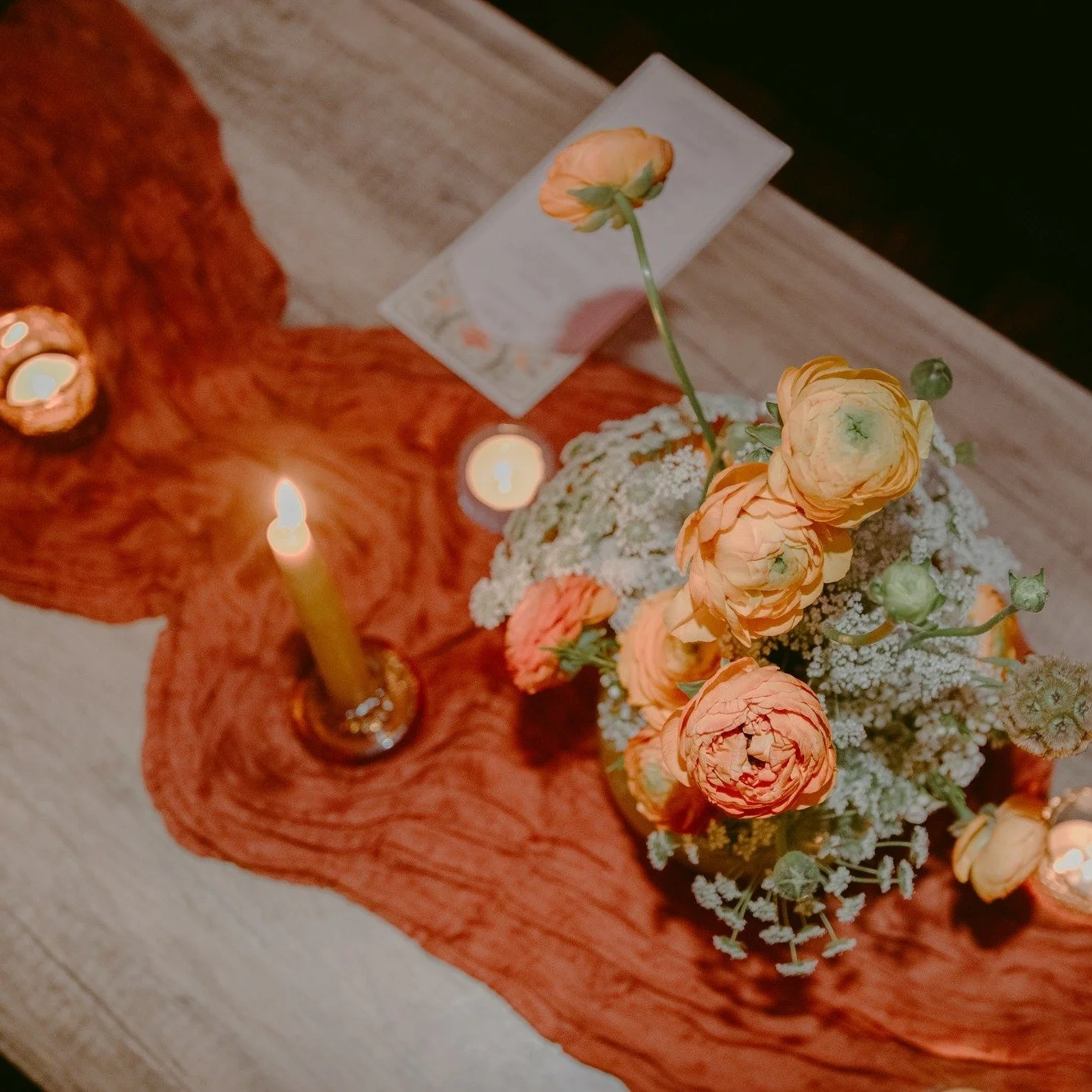 This beautiful orange table runner is a perfect alternative to a classic tablecloth 🧡

📸 @juliepepinphoto