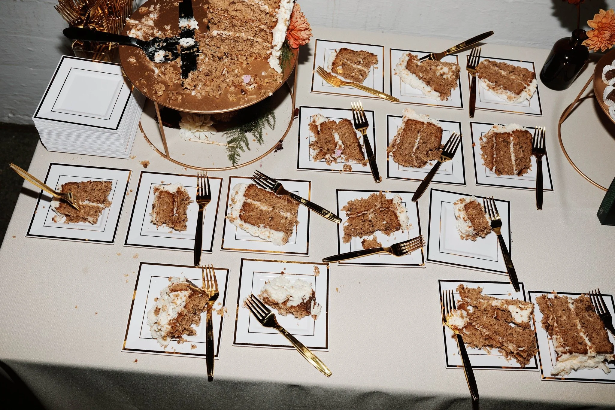 Proof that a good party starts with great cake (and even better planning!) 🍰

📸 @danipadgettweddings