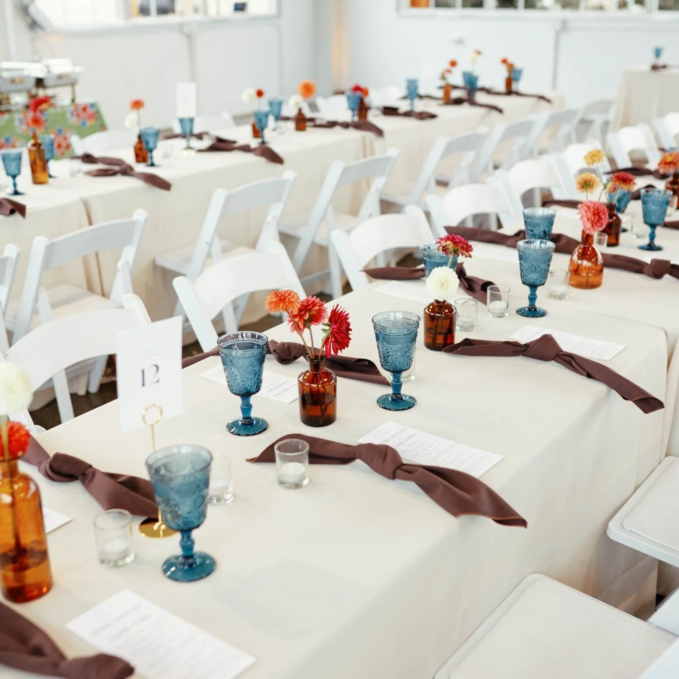 Simple and elegant design by our lovely bride. We loved the splash of ocean blue color with the natural hues.

📸 @danipadgettweddings