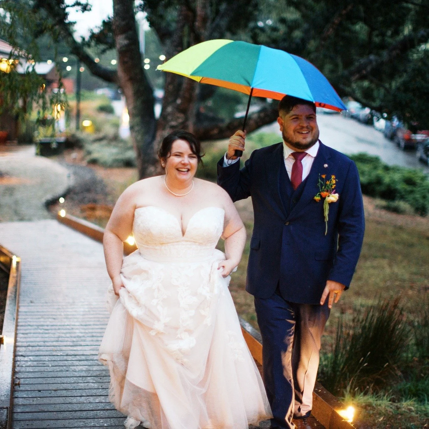 Not every wedding day goes exactly to plan, but that&rsquo;s where the magic happens!
As the rain rolled in, this entire day shifted indoors&hellip; and somehow became even more intimate, meaningful, and unforgettable.
Having a solid rainy day plan (