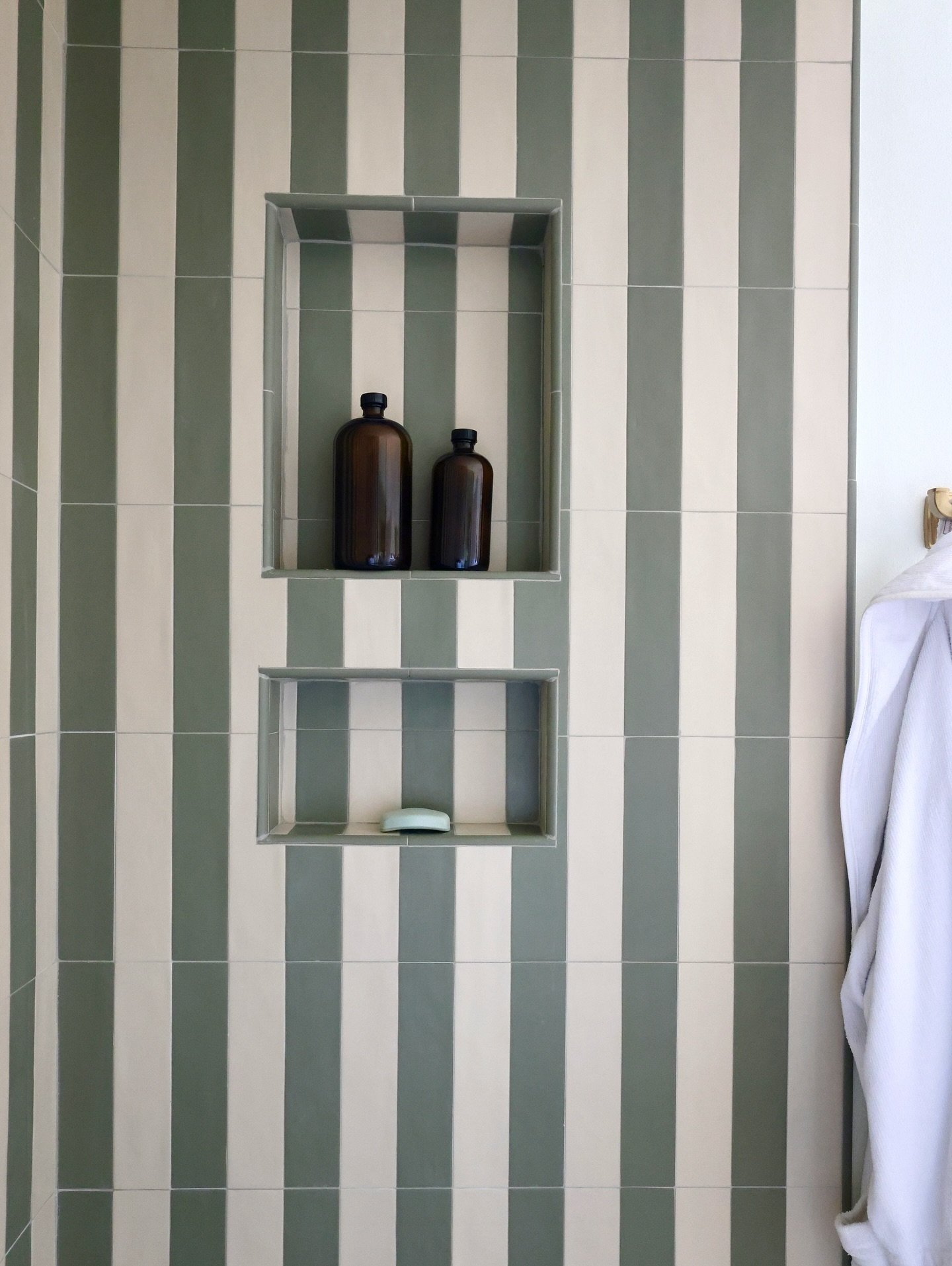 Design tip: Just because you select a tile in a solid color doesn't mean it's all you have. Mix and match to create a pattern that adds a touch of personality for the cost of the same, but look of another▫️