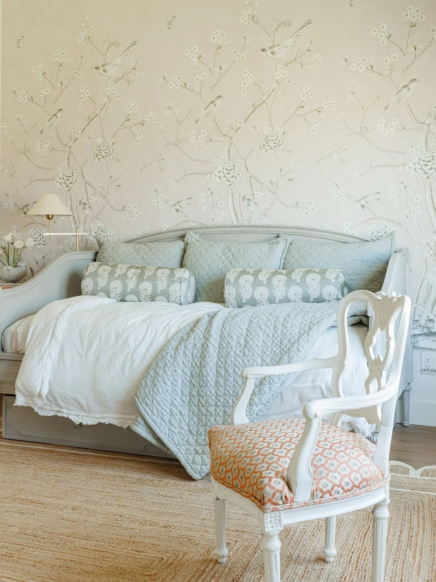 A little nap in between Easter festivities 🕊️