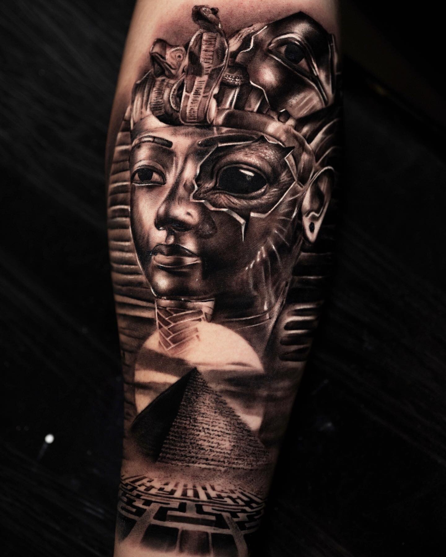 WHO builds the Egyptian pyramids?
.
.
.
Done with @pantheraink @inkeeze @cheyenne_tattooequipment @kwadron