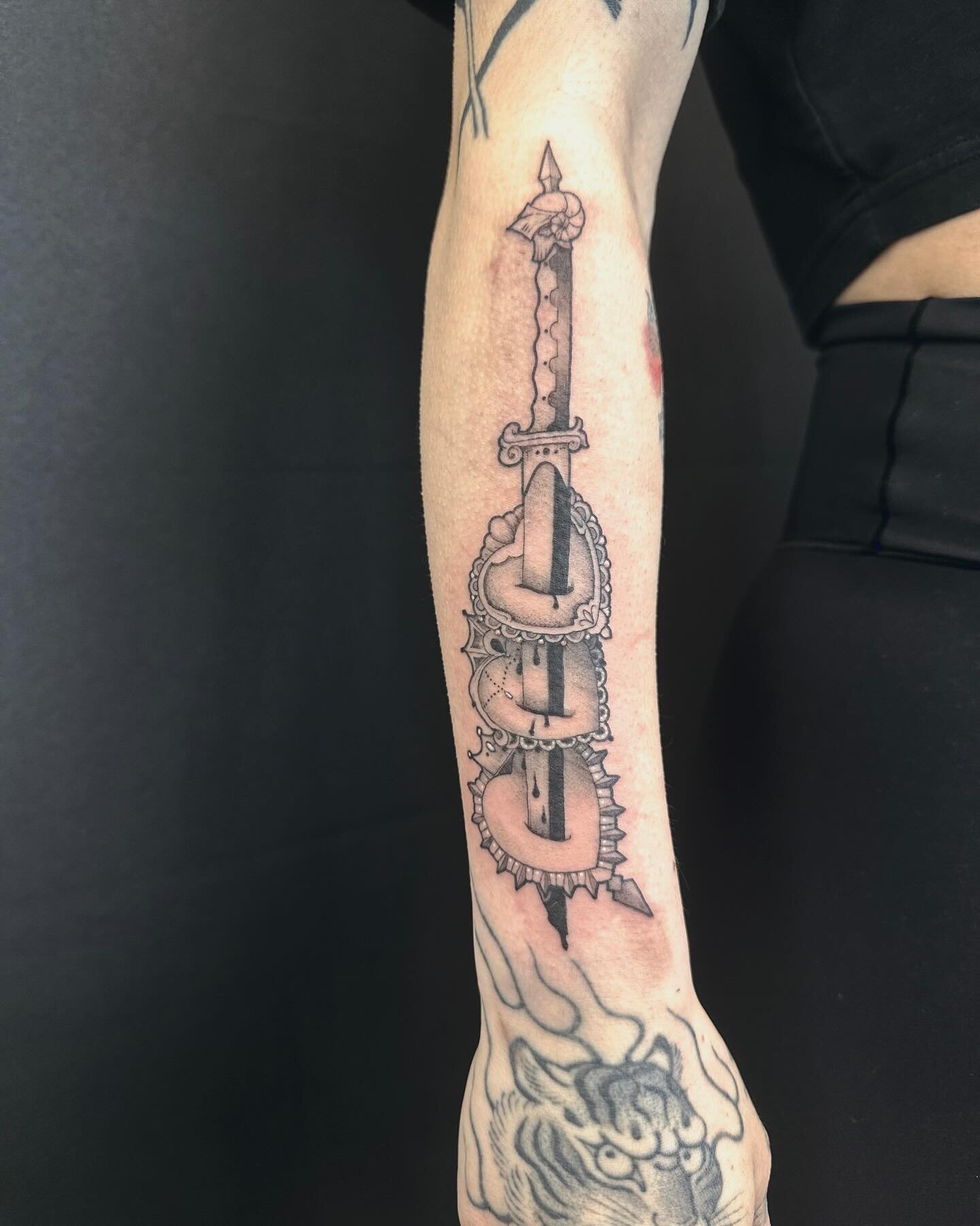 ⚜️arm adornment⚜️
Thanks so much for coming in!
.
.
.
.
.
.
.
.
.
.
.
.
#tattoo #tattoos #witchy #witchesofinstagram #pagan #knife #hearts #ornamental
