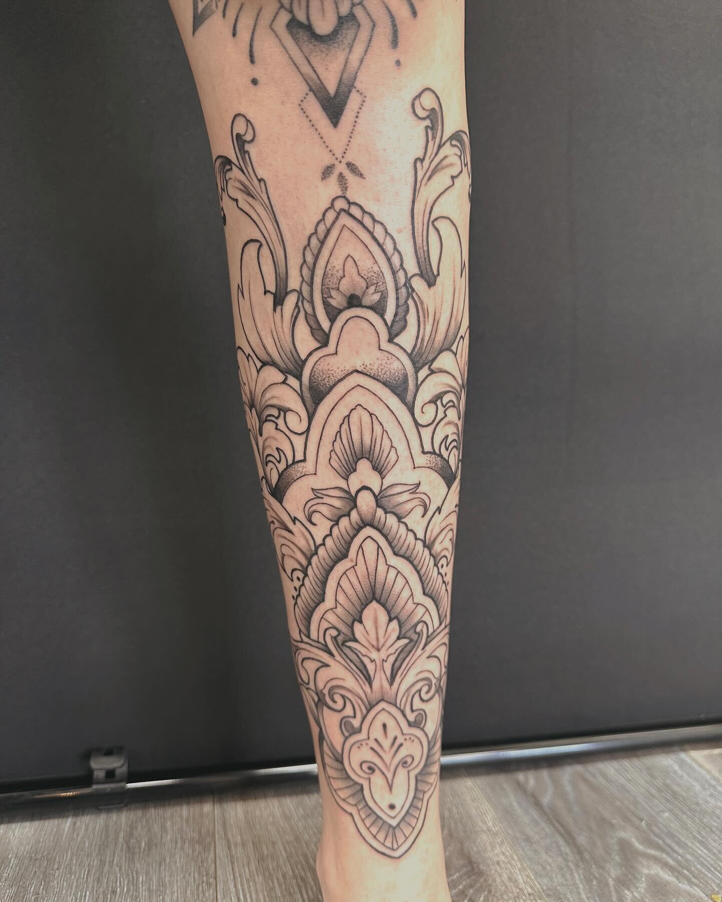 ⚜️leg adornment⚜️
Thanks so much for coming in and sitting so well , your a machine 🫡💕
.
.
.
.
.
.
.
.
.
.
.
.
.
.
.
#tattoo #ornamentaltattoo #pagan #gorh #gothic #witch #witchy #witchesofinstagram