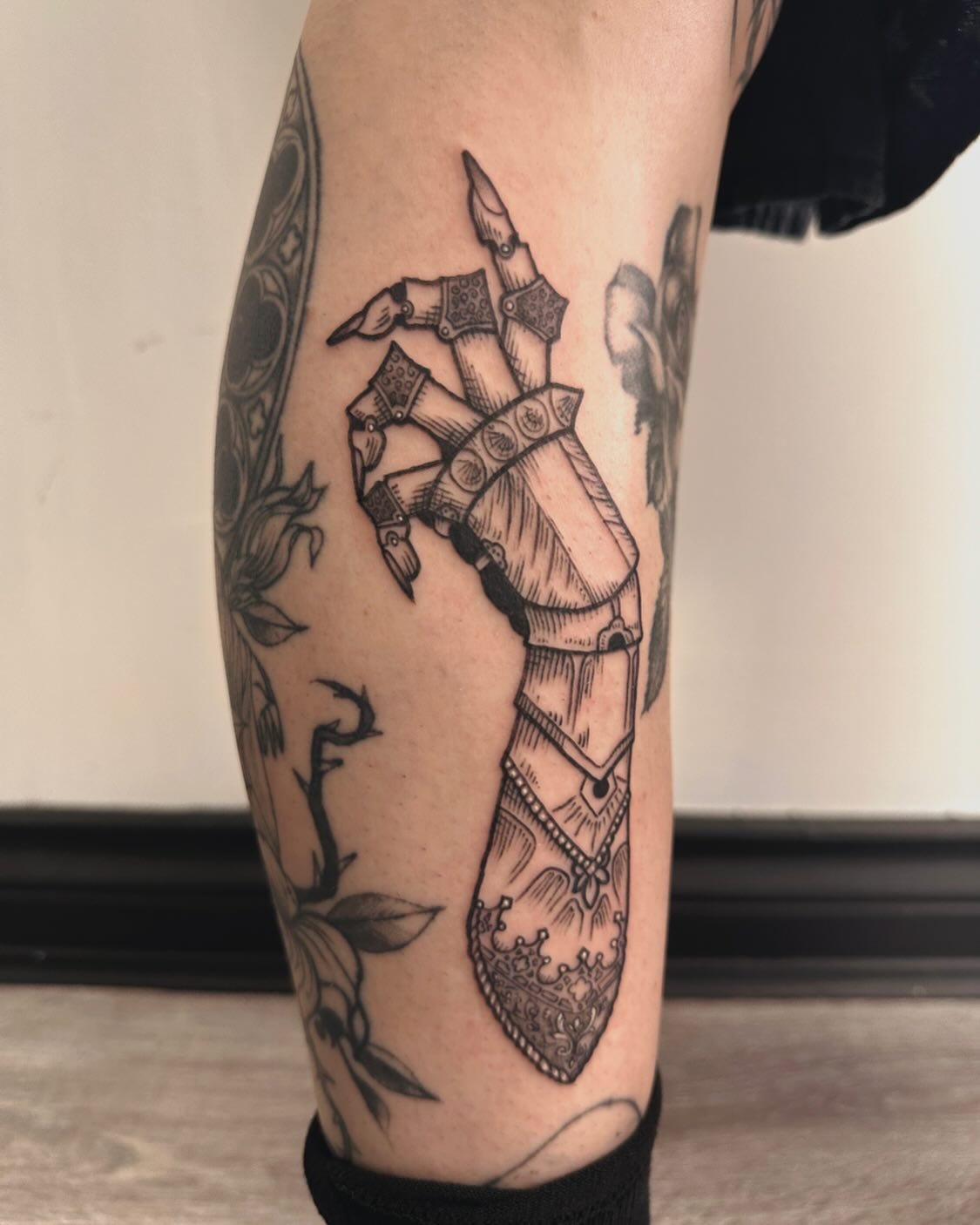 ⚜️leg adornment⚜️
Was able to do this witchy gauntlet on @circecurio today!
Thanks for coming and it was great to hang out!
.
.
.
.
.
.
.
.
.
#tattoo #tattoos #witchy #goth #gothic #medieval #medievalart #pagan #finelinetattoo #art