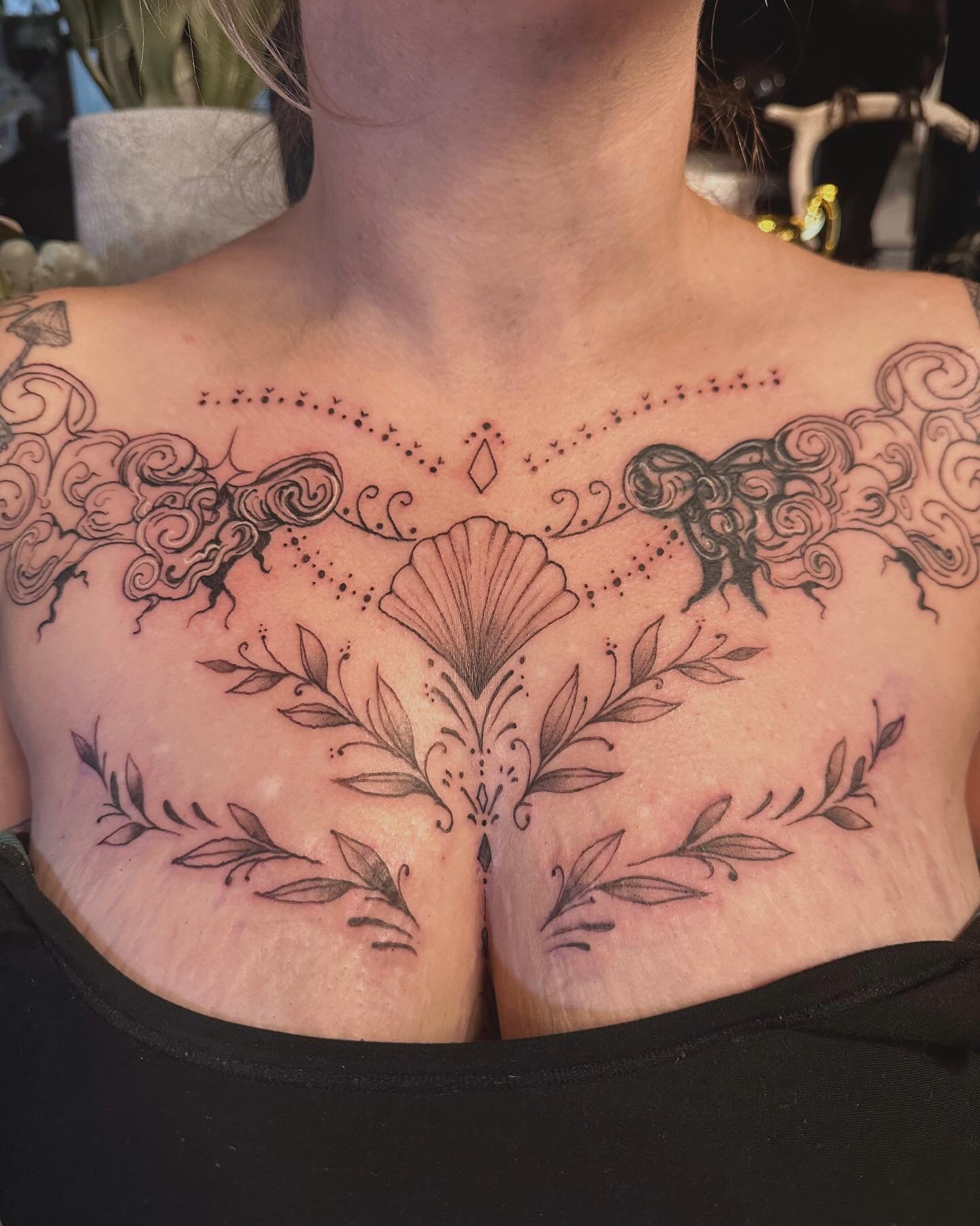 ⚜️chest adornment⚜️
Had the honour to do this piece and to start a cover up.
Next session I&rsquo;ll lay more shading in the clouds on the sides 😊
Thank you so much for coming in!
.
.
.
.
.
.
.
.
.
.
.
.
.
#tattoo #finelinetatto #chesttattoo #pagan 