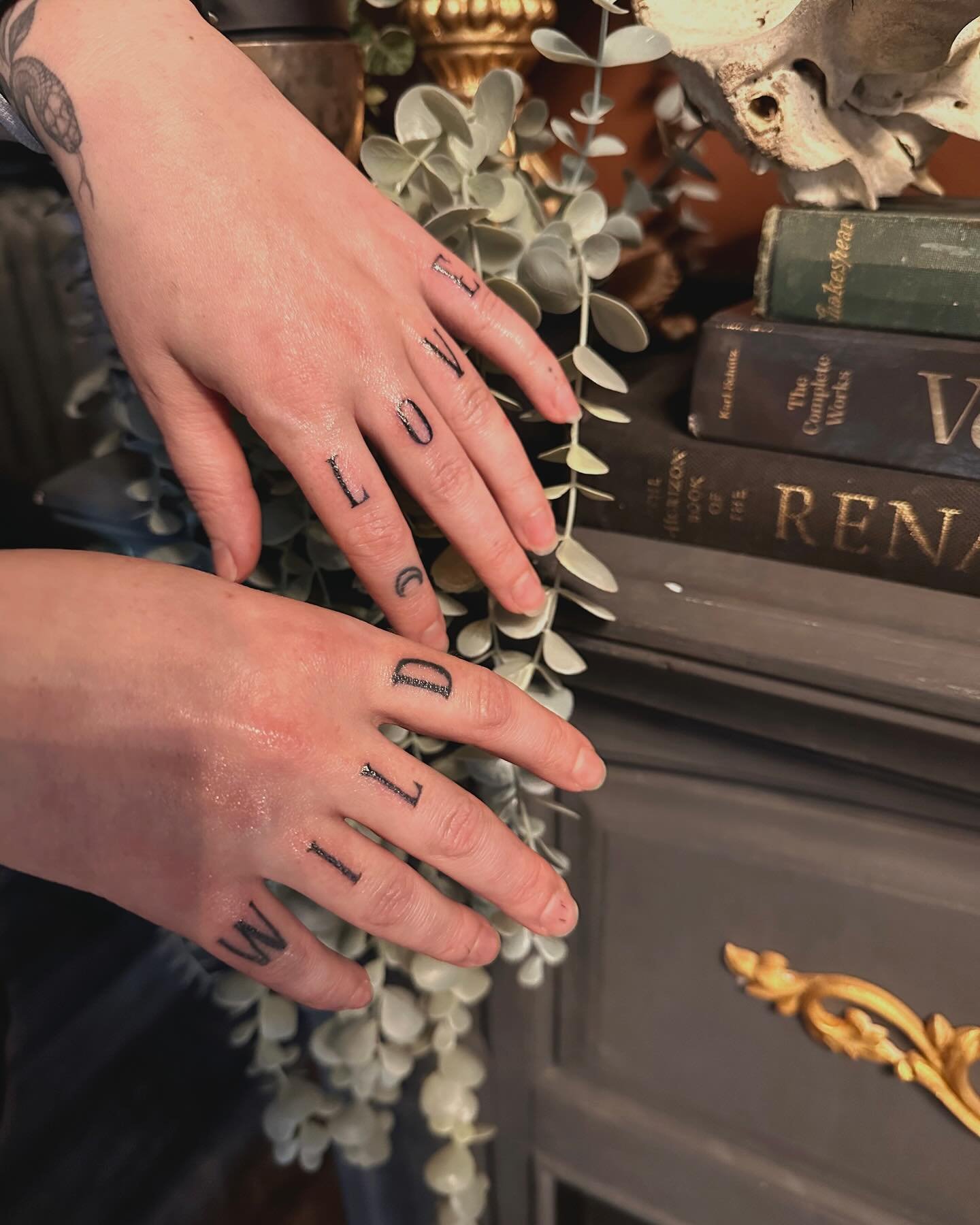 ⚜️finger adornments⚜️
Thanks so much for coming in!
.
.
.
.
.
.
.
.
.
.
.
.
.
#tattoo #fingertattoos #pagan #witch #witchy #tattoos