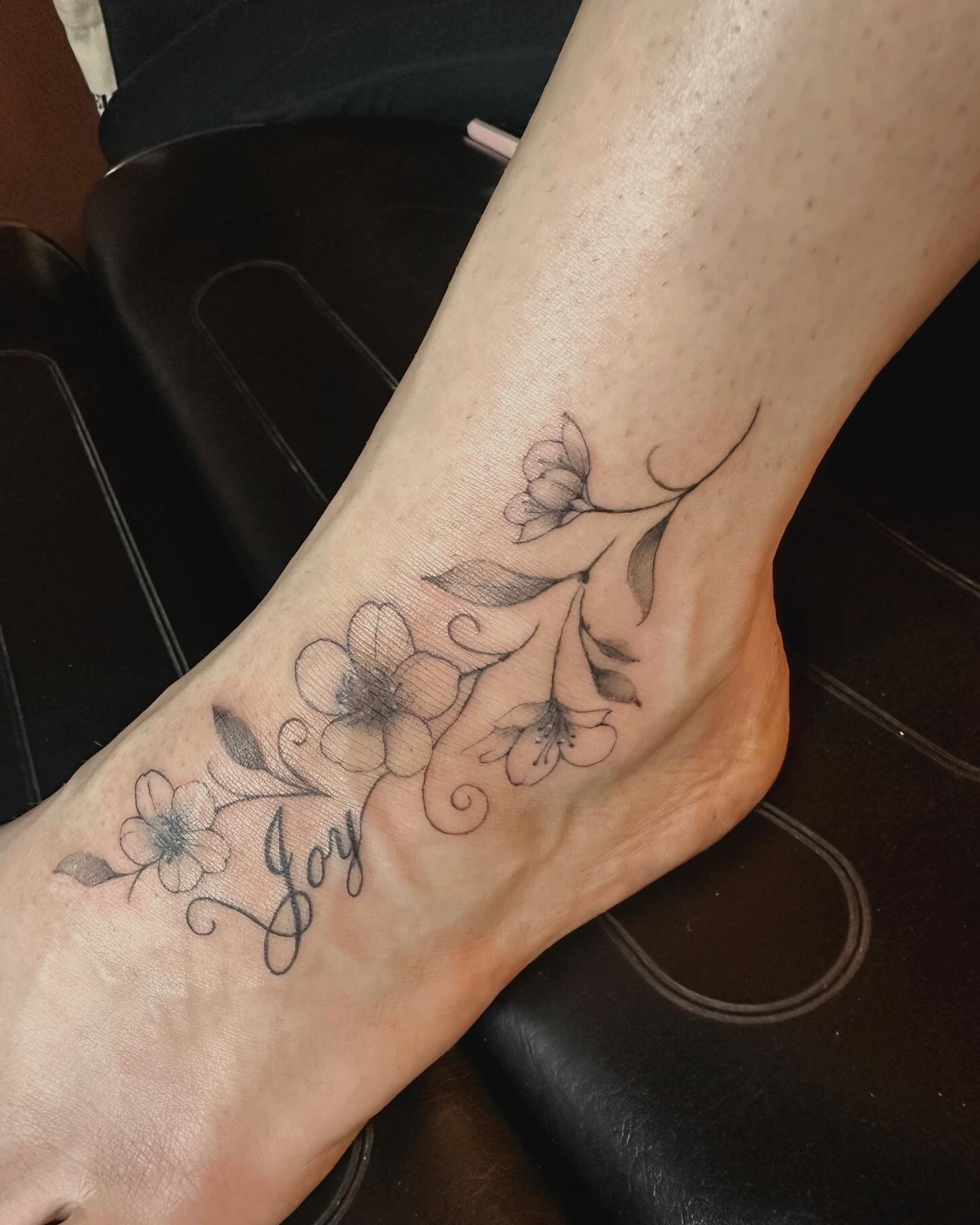 ⚜️foot adornment⚜️
Thanks so much for coming in!!
.
.
.
.
.
.
.
.
.
.
.
#tattoo #finelinetattoo #florals #nature #tattoos #pagan #witch #witchy #witchesofinstagram #tattooartist