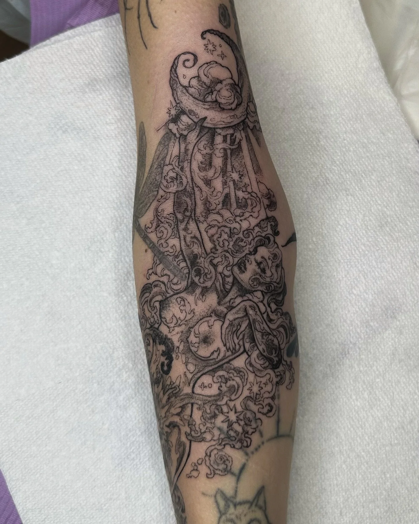 flowy celestial babe filler 🌙 As always, a pleasure to tattoo you, thank you for your toughness! she was so much fun to make for you.