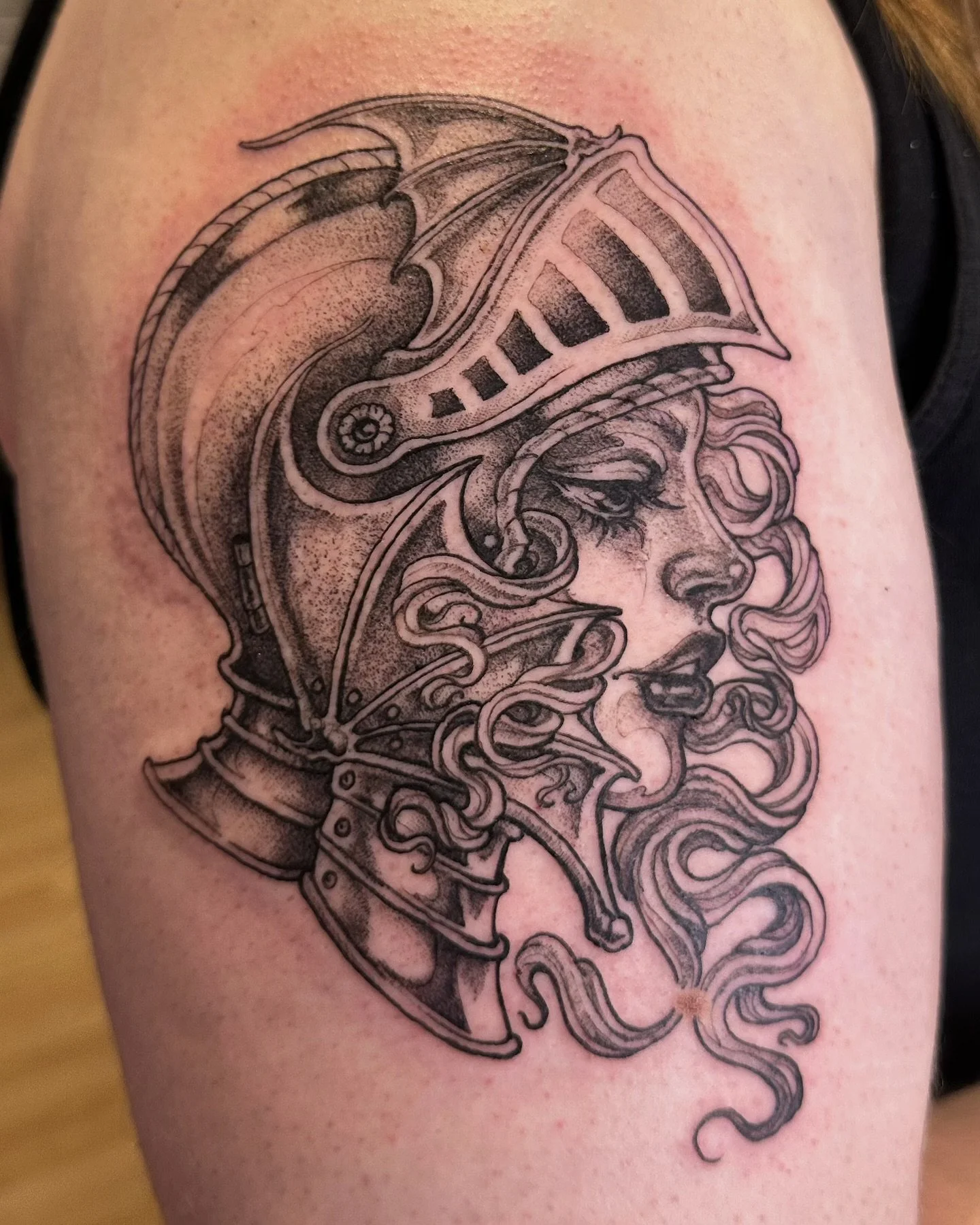 Dark fantasy lady knight for a tough lady 🥀 

This was such a treat to draw up and tattoo, thank you so much for not only for claiming my last minute cancellation spot but also letting me make one of my favourite styles and subjects! And also for ye