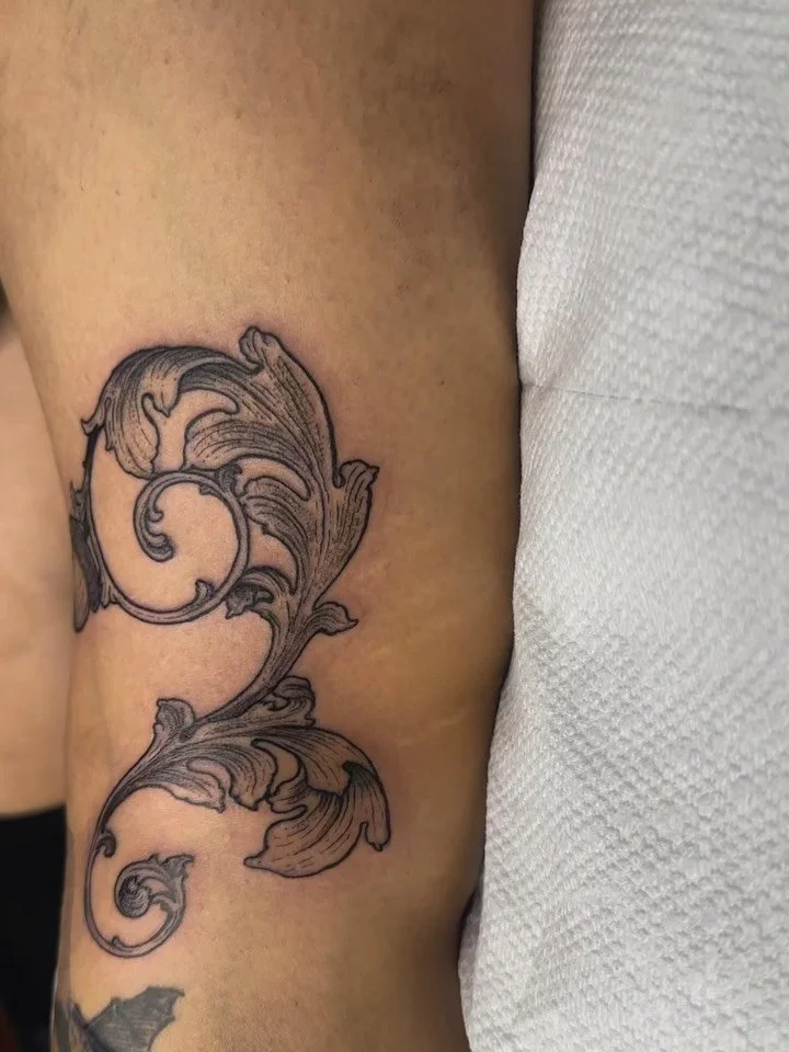 She got a lil acorn filigree flash after the calf sword! so strong 🌰 I&rsquo;m obsessed with this placement, now I wanna do a full filigree knee frame&hellip;

Thanks again for letting me put art on ya!