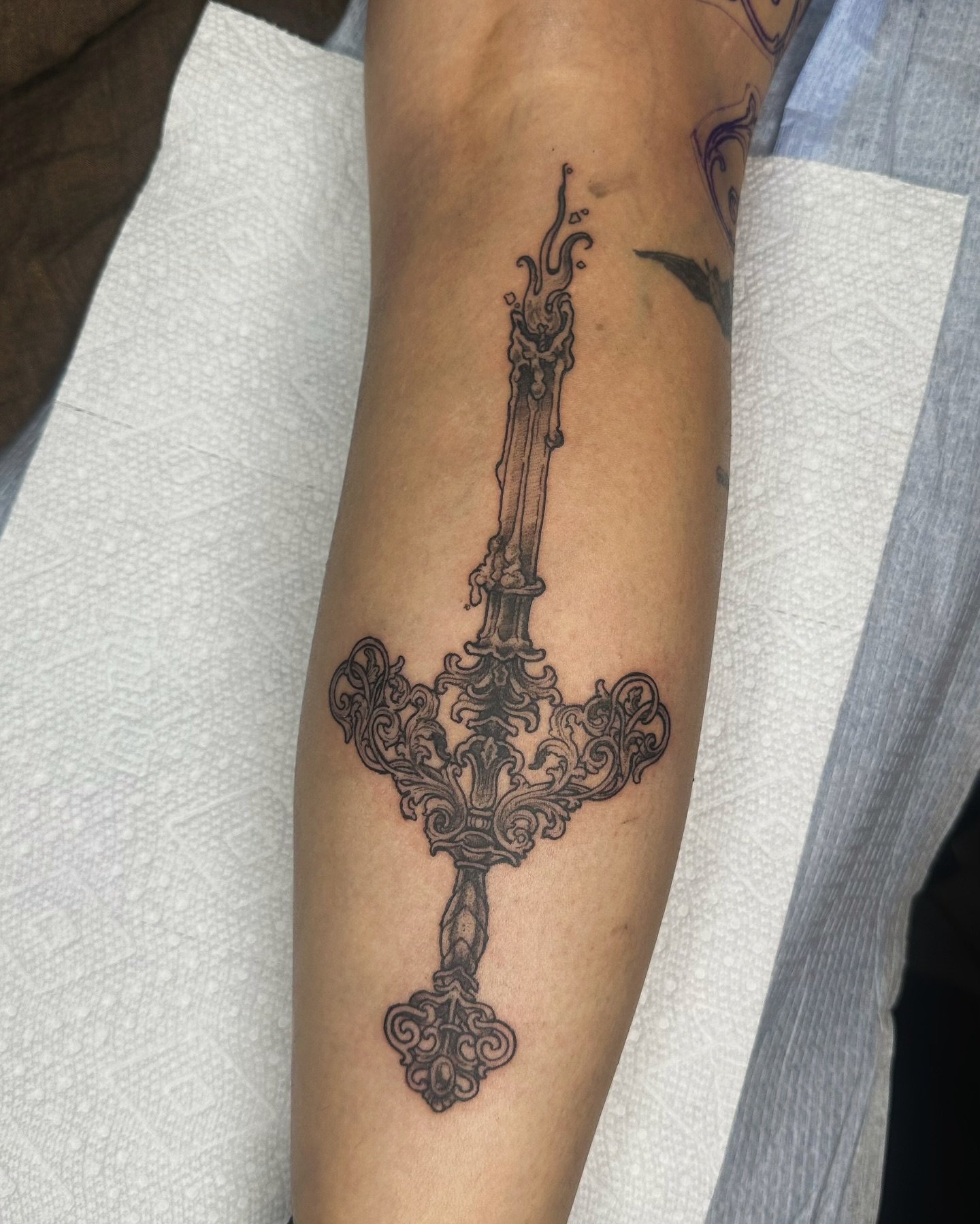 so happy this candle sword flash was claimed! really enjoyed making this for you 🗡️ thanks for the horror movie chats and being so tough (we did side of the knee right after, I&rsquo;ll post it soon! my clients are the coolest strongest people on th