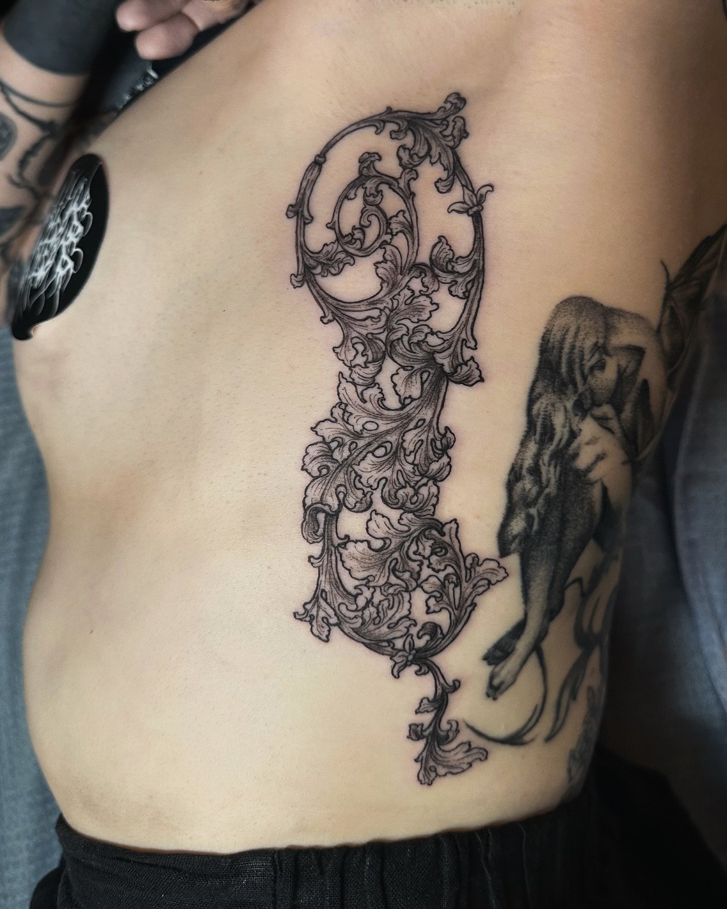 some cheeky rib filigree for local gorgeous goth @circecurio @flesh_altar, nestled right next to a weeping beauty by @hex.ezra.ttt ⚔️ 

thank you so much for your patience while I poked your armpit, and letting me live to tell the tale 🖤