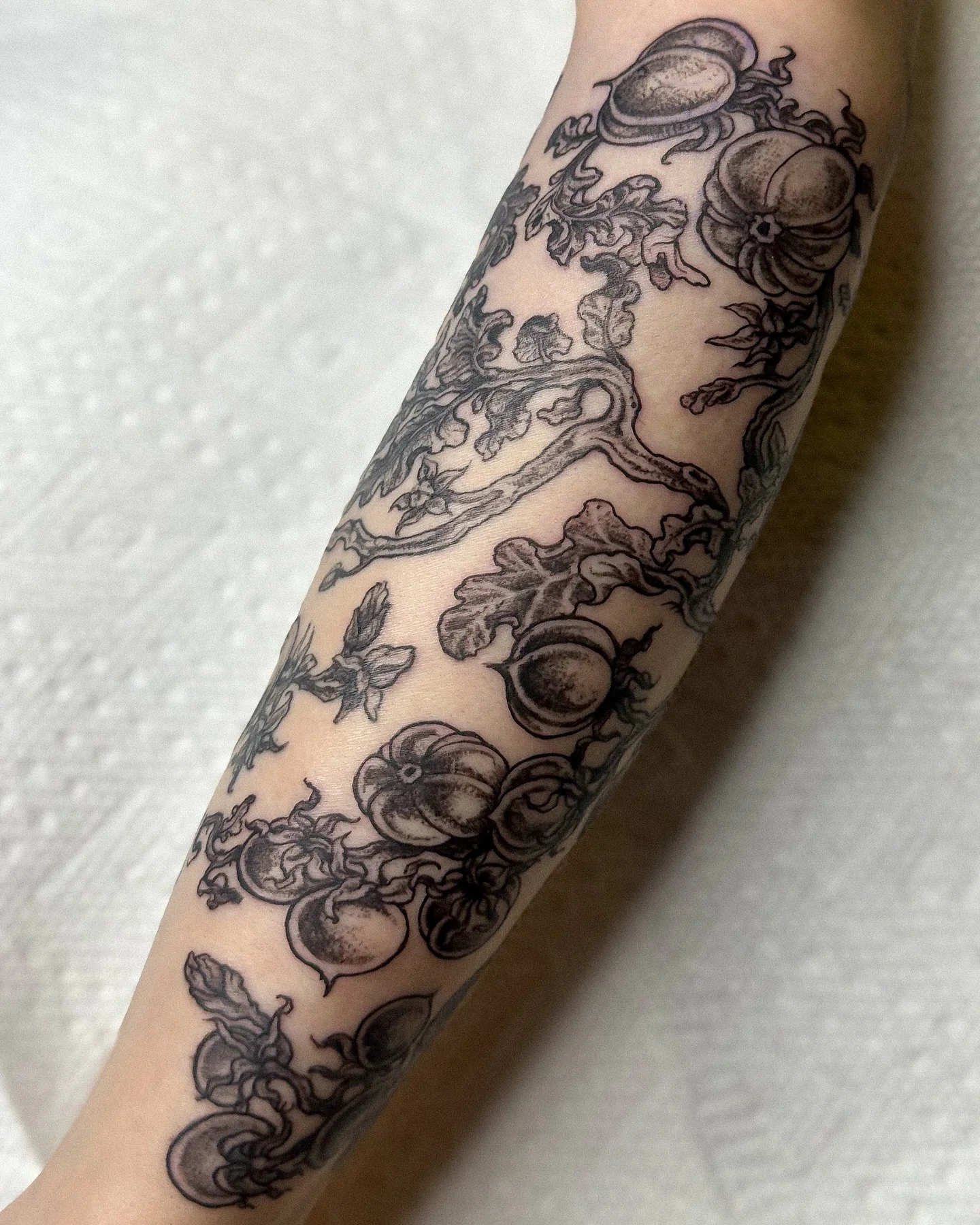 finished this whimsical tomato half-sleeve for a pro gardener! really love how this piece turned out, thanks so much for your toughness and trust 🍅 
.
.
.
.
.
.
.
.
.
#planttattoo #illustrativetattoo #blackandgreytattoo #naturetattoo #yvrtattoo #van