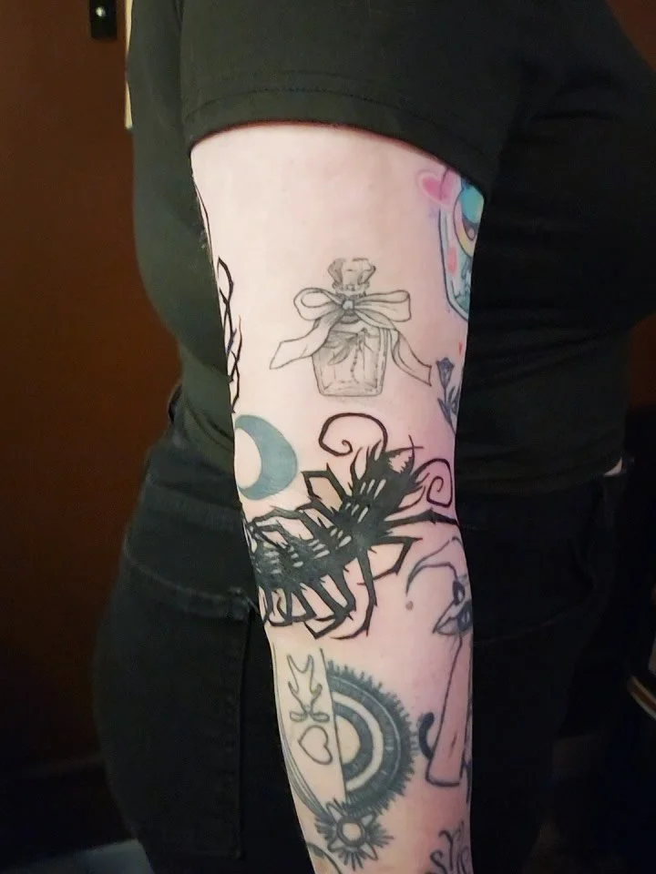 Centipede gap filler. Loooove creepy crawler tatts. This was done @svatura . Books are open. Send a carrier pigeon if interested. 

Did anyone else have one of those creepy crawler machines when they were a kid? I got so many burns from that thing it
