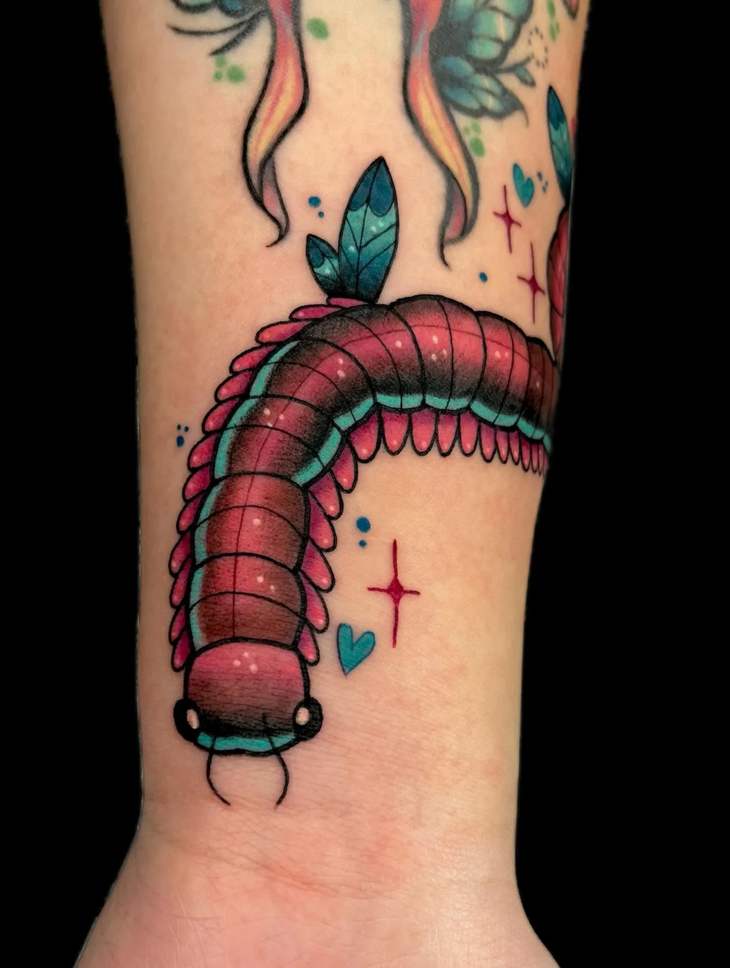 added a millipede wraparound to my sisters bug sleeve! inspired by her old pet millipede 🩷🩵 i&rsquo;d love to tattoo more bugs 🐛 
&mdash;
🖤 ink.bunni.tattoo@gmail.com
⚔️ done at @svatura 
⛓️ Made with:
@stencilstuff @spirittattooproducts @fkirons