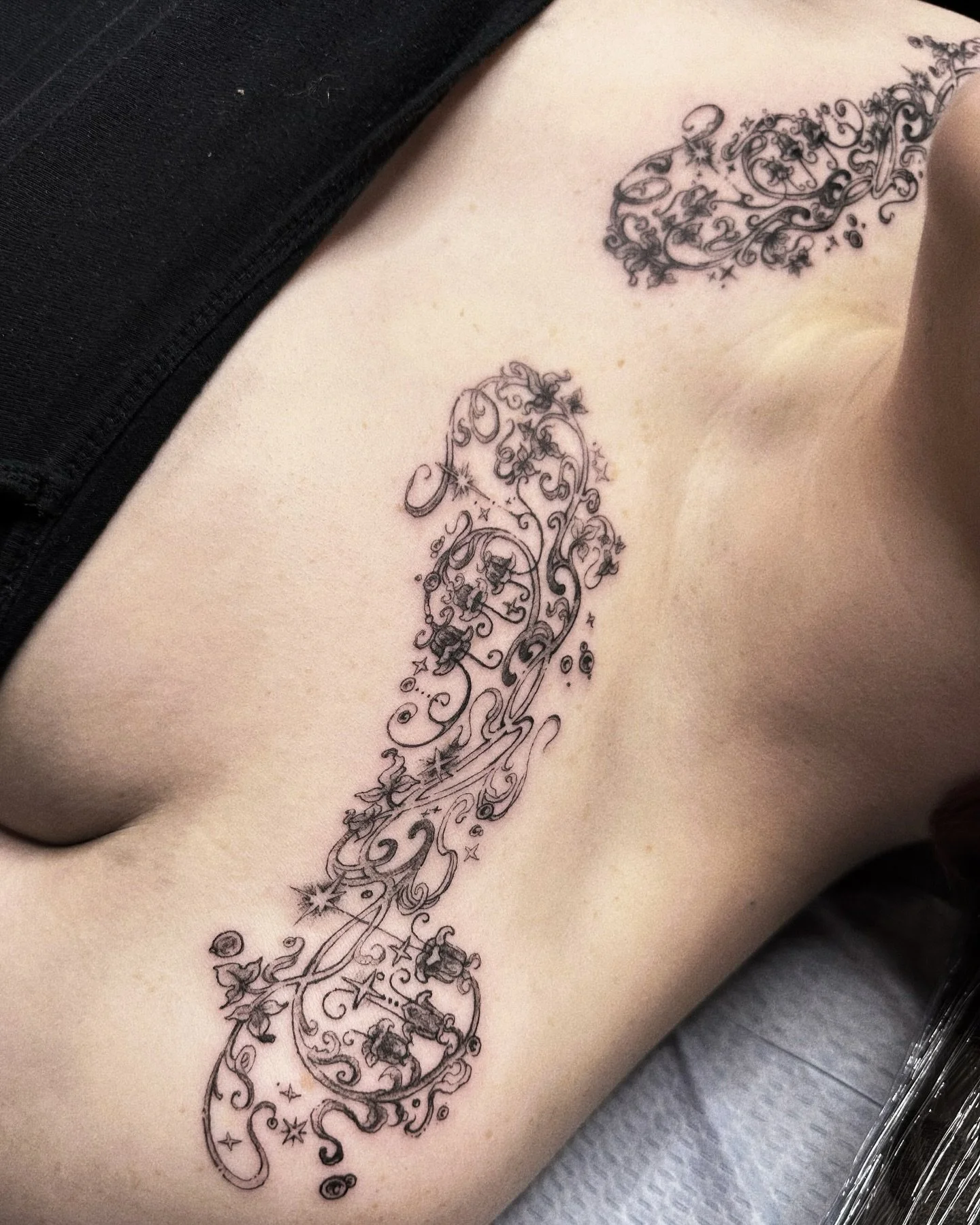 whimsical collarbones from the beginning of this year! this was such treat to tattoo, thanks so much for the trust and endurance ✨ 
.
.

#vancouvertattooartist #vancouvertattoo #illustrativetattoos