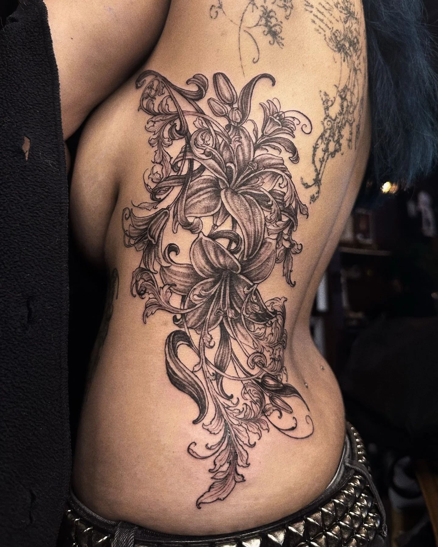 ornamental lily side flow, truly in love with this placement! thanks so much for coming back, and for your strength and patience 🖤🗡️ 
super down to do more big floral body pieces like this!
.
.
.
.
#vancouvertattooartist #vancouvertattoo #yvrtattoo