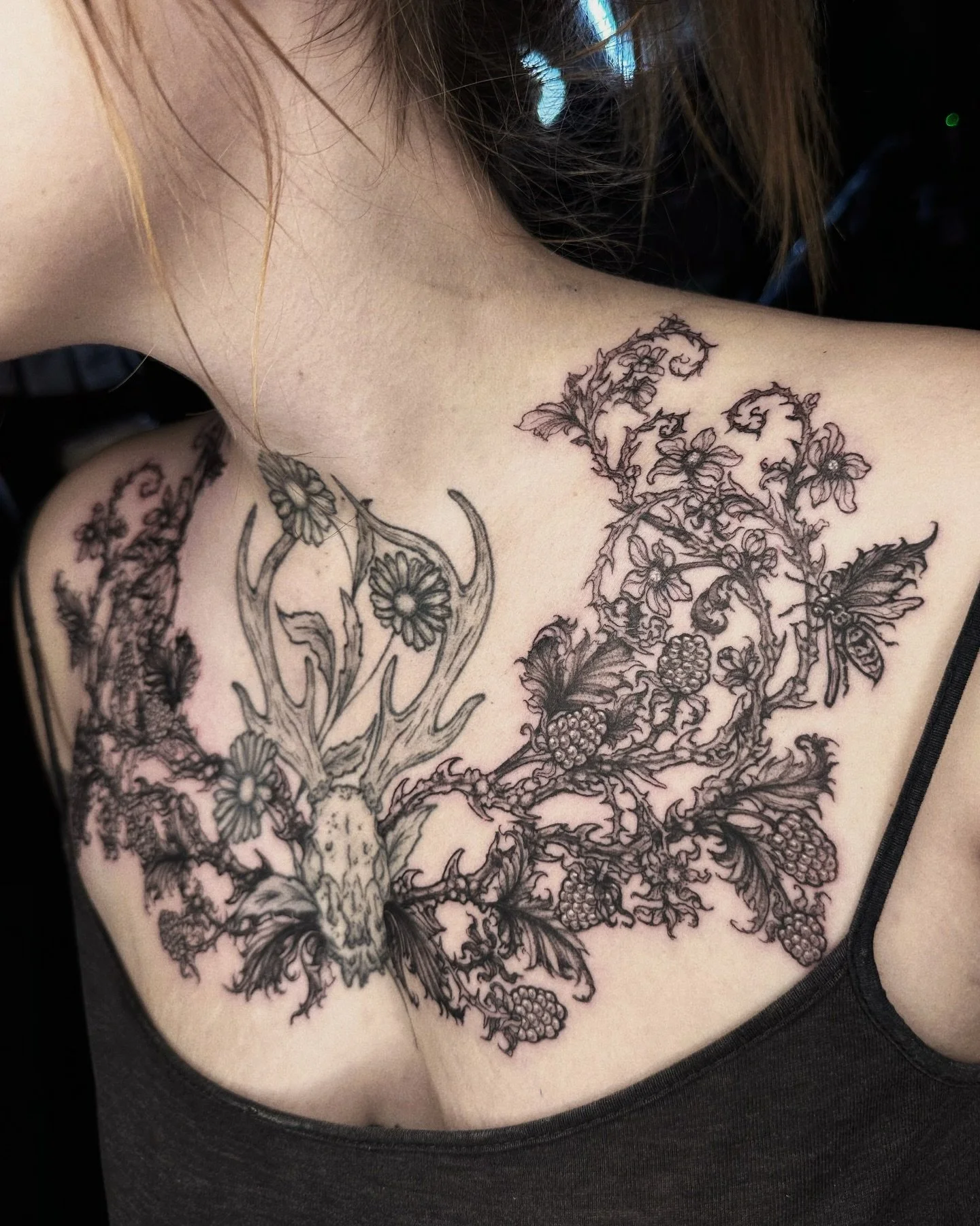 untamed blackberry bramble flow for a badass wasp whisperer 🐝 skull in the center not by me but the perennially sweet @softwitchyboi  #yvrtattoo #vancouvertattoo #vancouvertattooartist #victoriatattoo