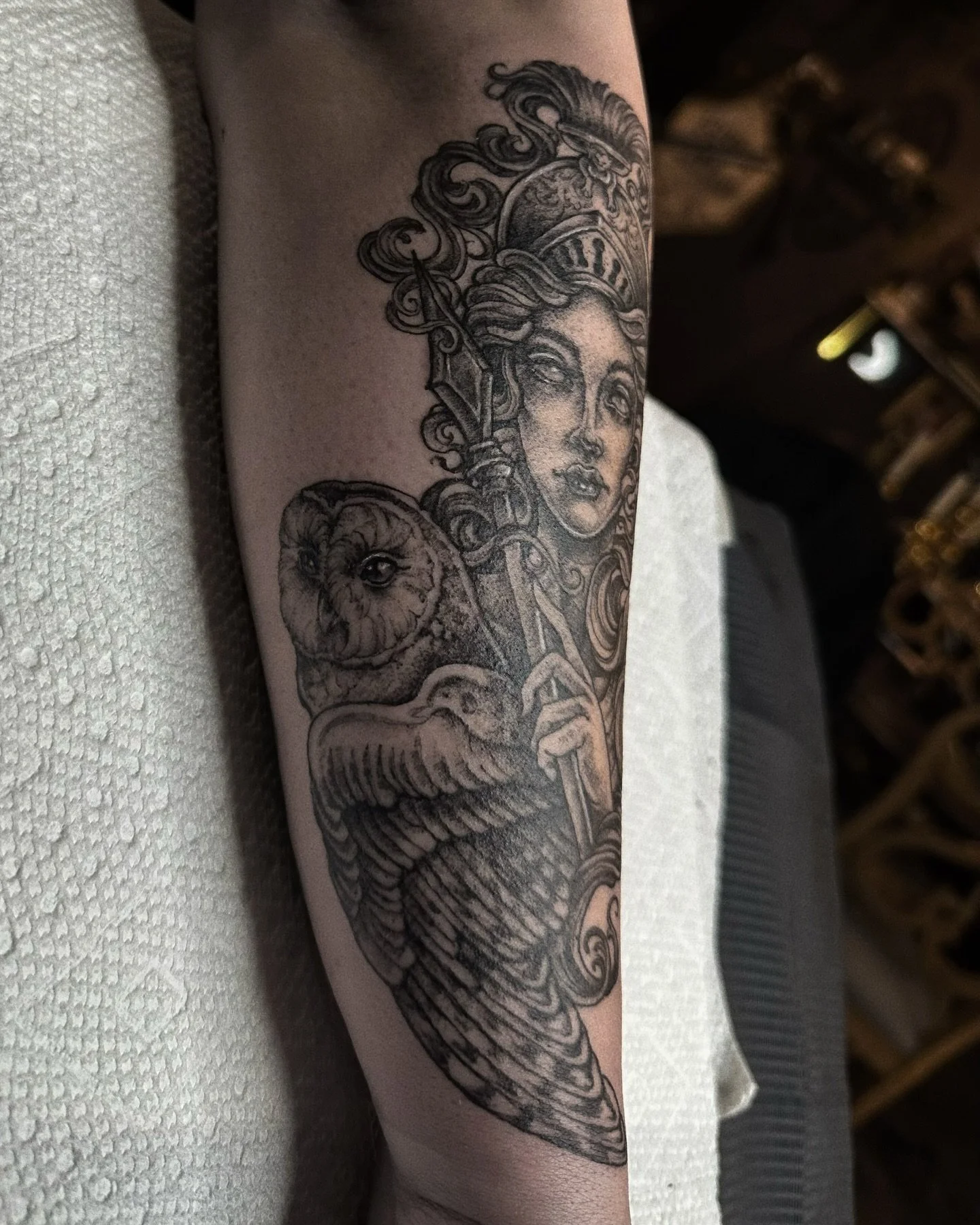 adding to her lovely mythology arm&mdash; this was a hoot to make for you, thanks for the trust and toughness 🦉 Tattooing goddesses is always a treat for me. 
#vancouvertattoo #vancouvertattooartist #mythologytattoo #illustrativetattoos