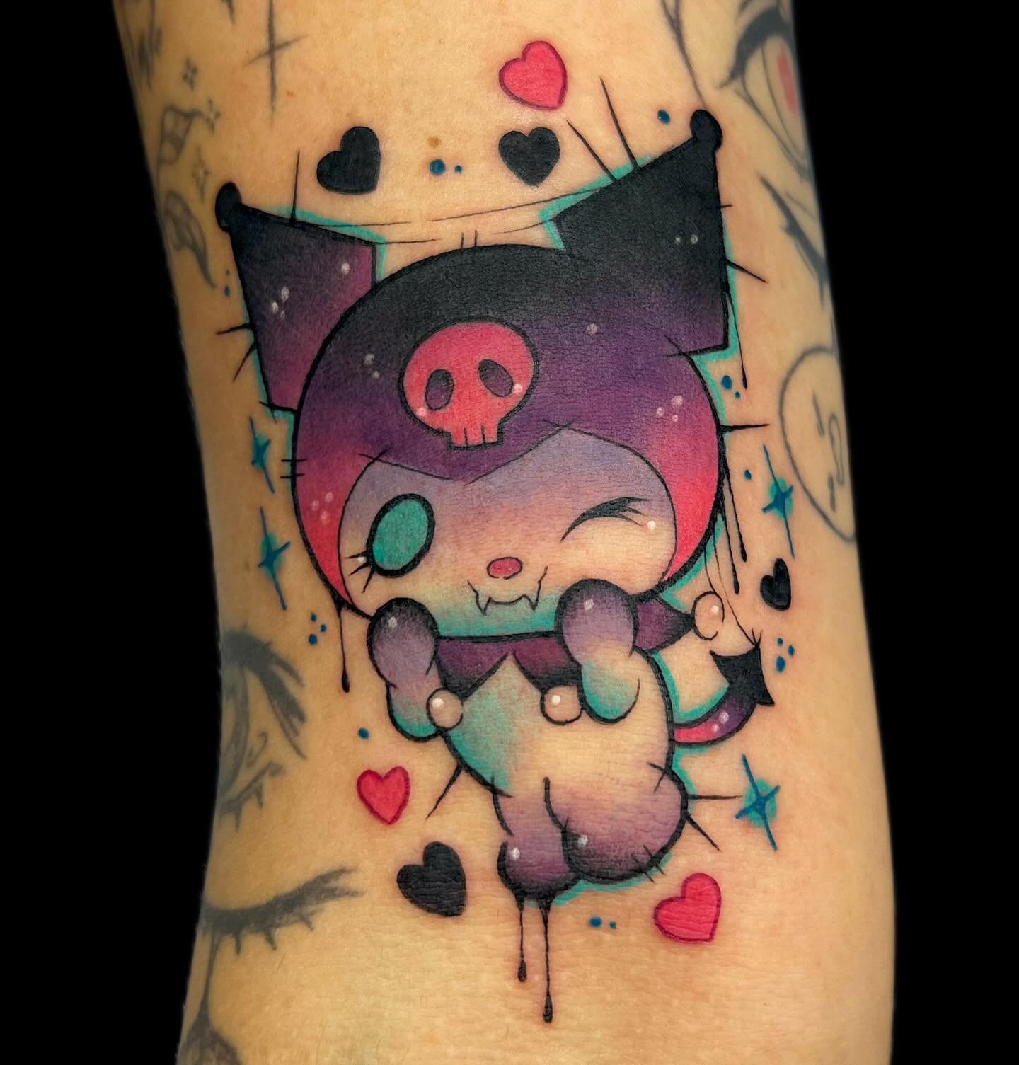 kuromi for G!! who is a wonderful friend of mine AND the bassist of my new band 🥹💜 he is so talented and i&rsquo;m so lucky to have him in my life!!! thank you 💜💜💜
&mdash;
🖤 ink.bunni.tattoo@gmail.com
⚔️ done at @svatura 
⛓️ Made with:
@stencil