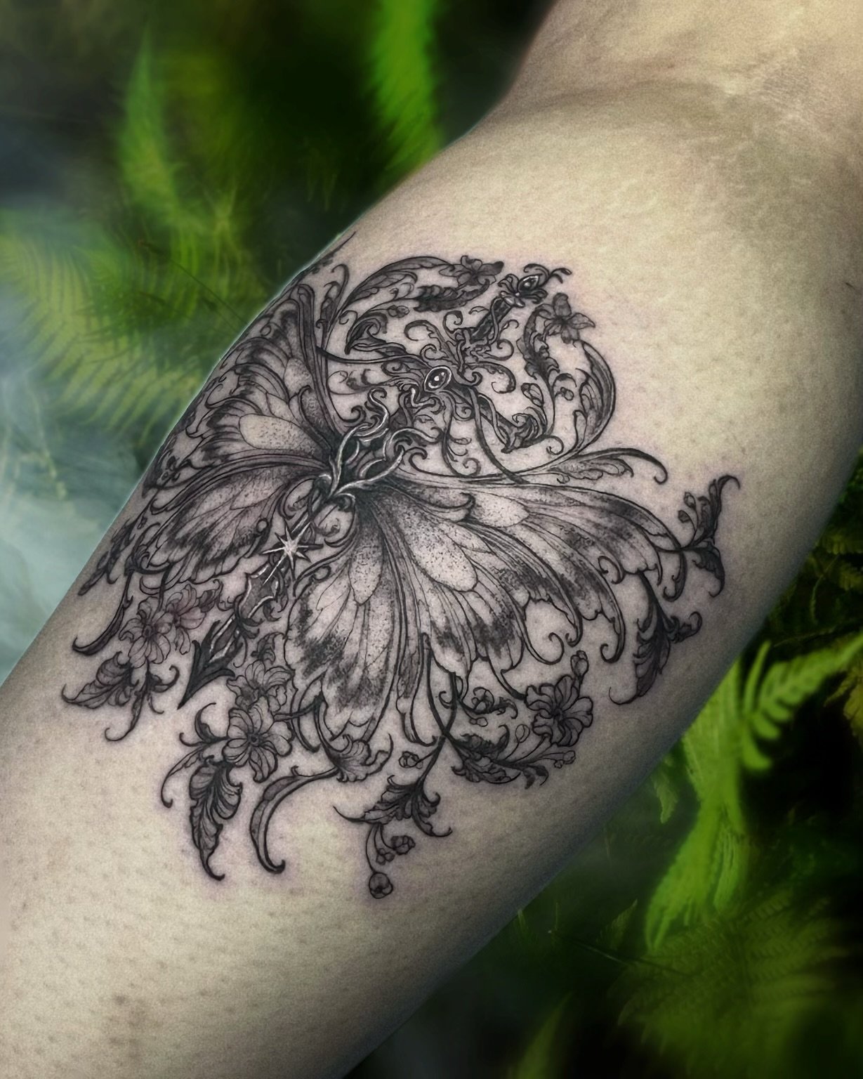 flowy organic fairy sword on her calf, from my most recent guest spot at the ever-cosy @thebrassirisstudio 🧚🏻 always a pleasure to tattoo you, thanks so much for your strength! Mainland adventurers, come get poked by me at @svatura 
#vancouvertatto