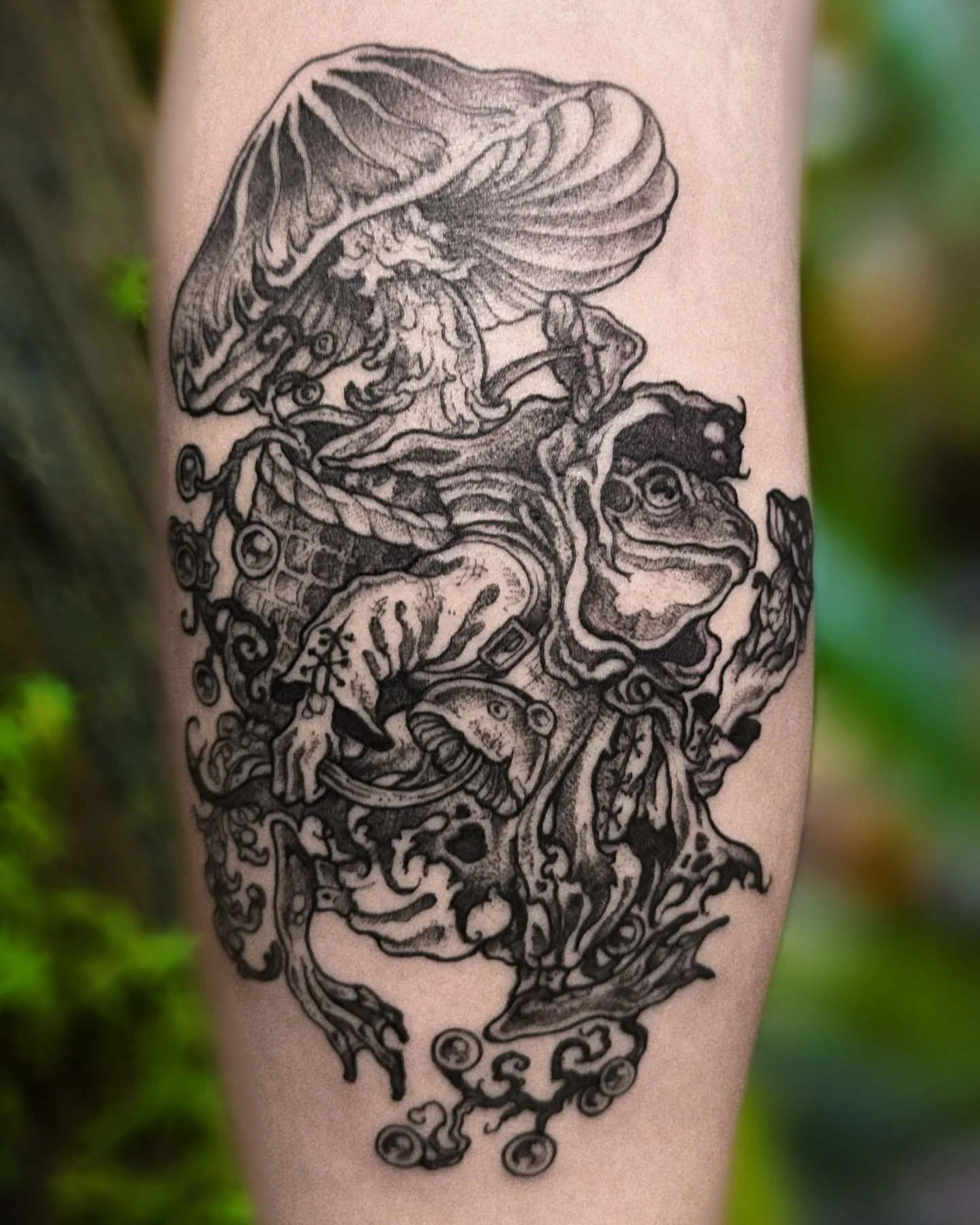 such a joy to get to make this Rogue Mushroom Picker flash 🍄&zwj;🟫 thank you so much for the yapping and toughness, you did amazing! from my guest spot at @thebrassirisstudio 

I have other fantasy fungi frog flash available if you wish to come get