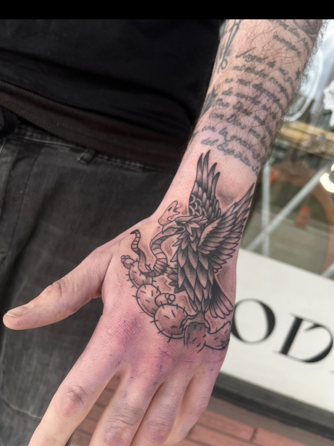 Some trad hand action, thanks again my dude! Always love doing some trad

#tattoo #vancouvertattooartist #vancouvertattoo #traditionatattoo #handtattoo