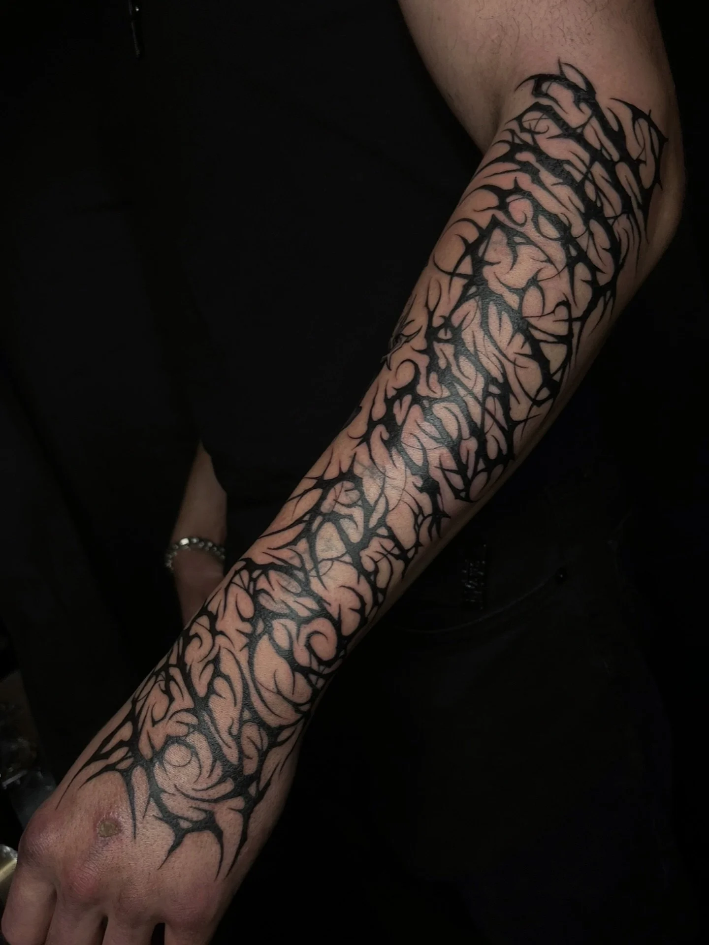 Metal script, probably one of my favourites to date! Would always love to do more of these

#tattoo #ornamentalblackwork #blackwork #vancouvertattooartist #vancouvertattoo