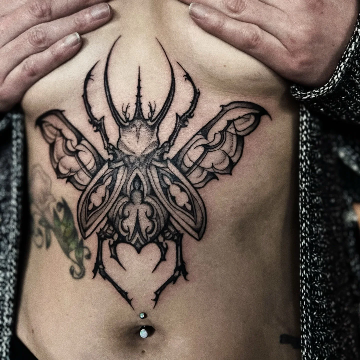 one of my repeatables but first time doing it on a sternum! yippee! ty suzie :) 🖤🖤