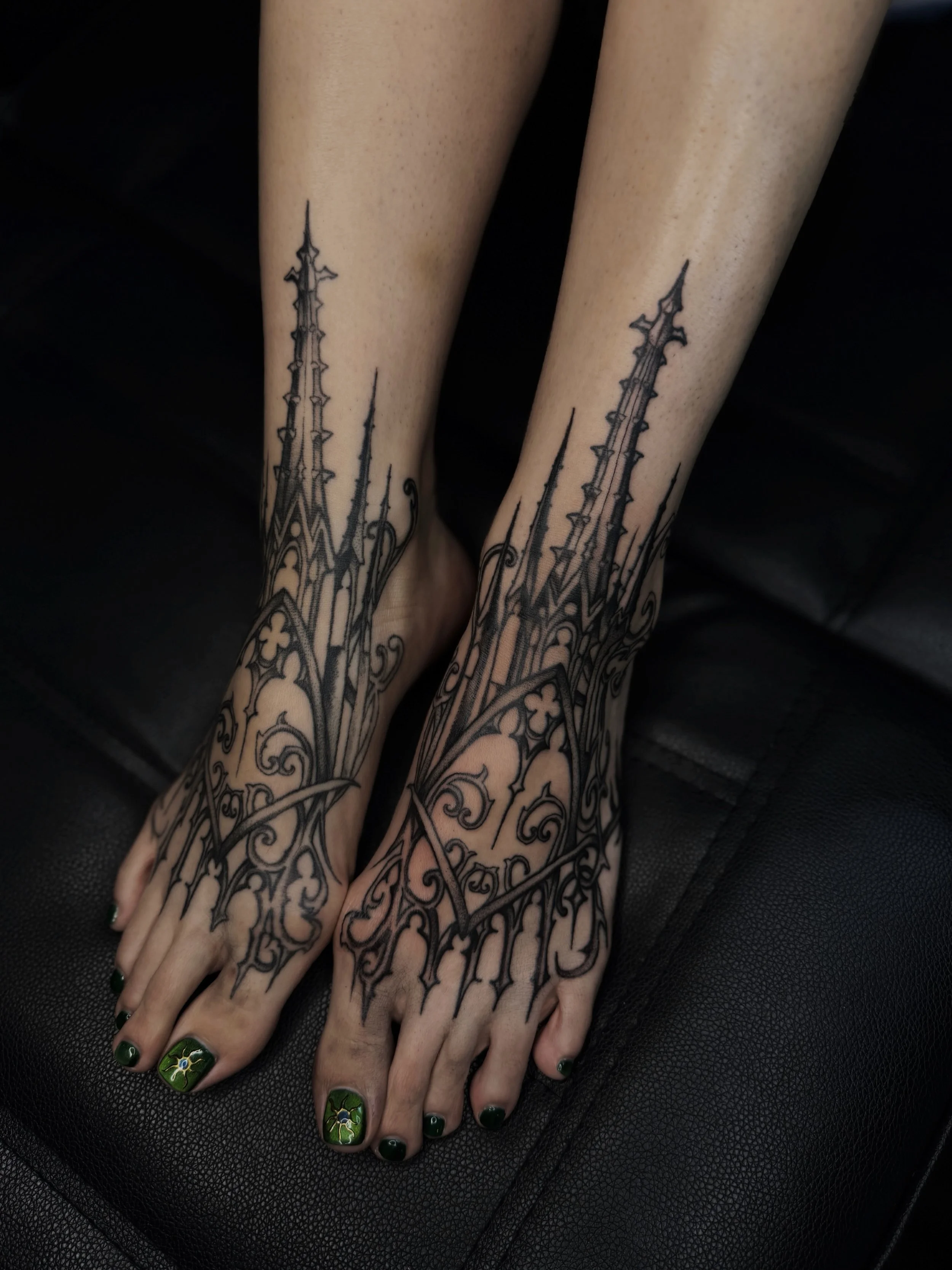 made this for the bravest warrior @goblinpulptattoo 
she said it didn&rsquo;t hurt at all. she said it was like a feather grazing her skin. thank u chloe love u 🖤
i love tattooing my friends. MORE more More!!!!!