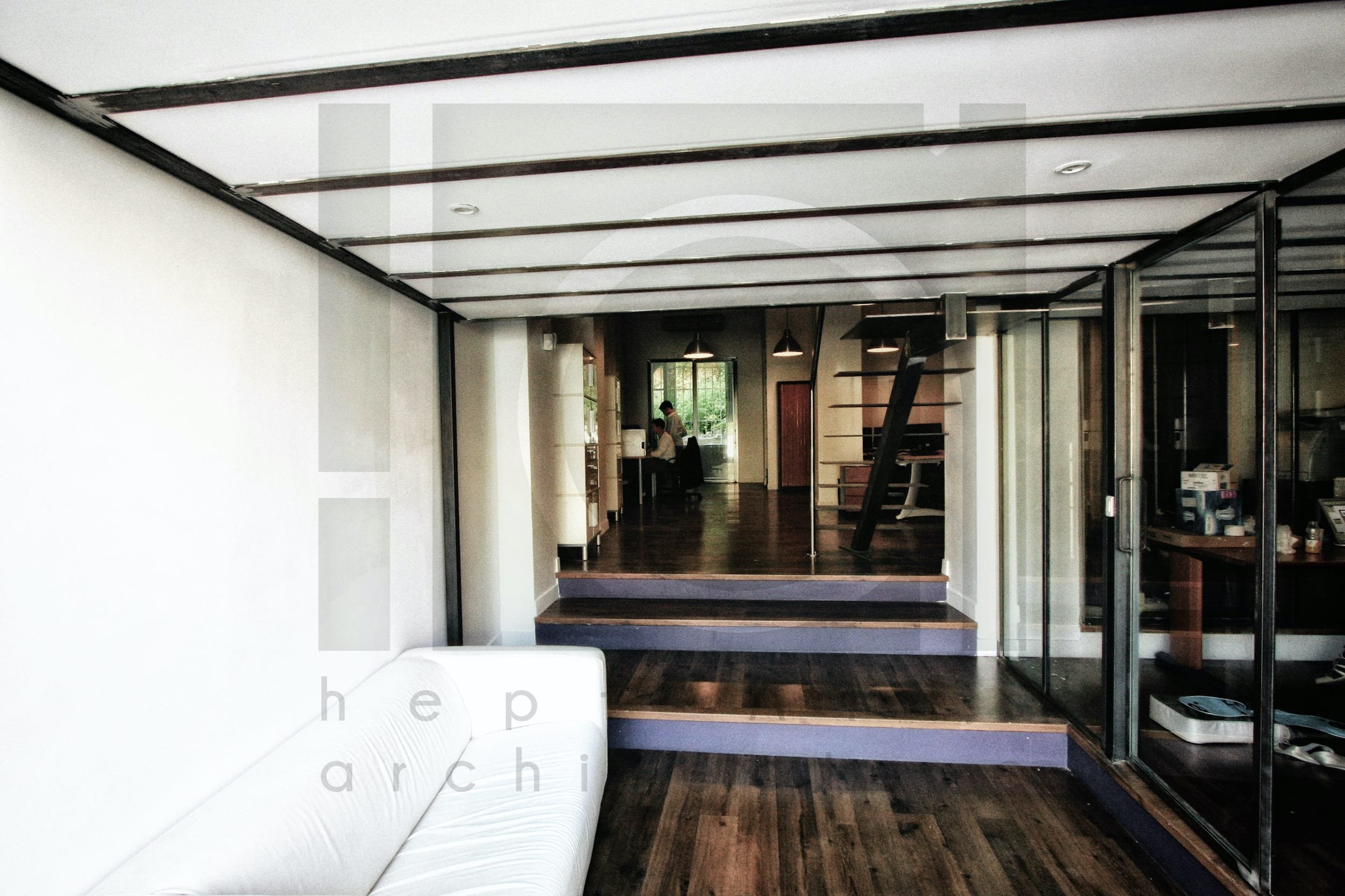 agence acomz marseille aménagement décoration bureaux style industriel vue depuis entrée