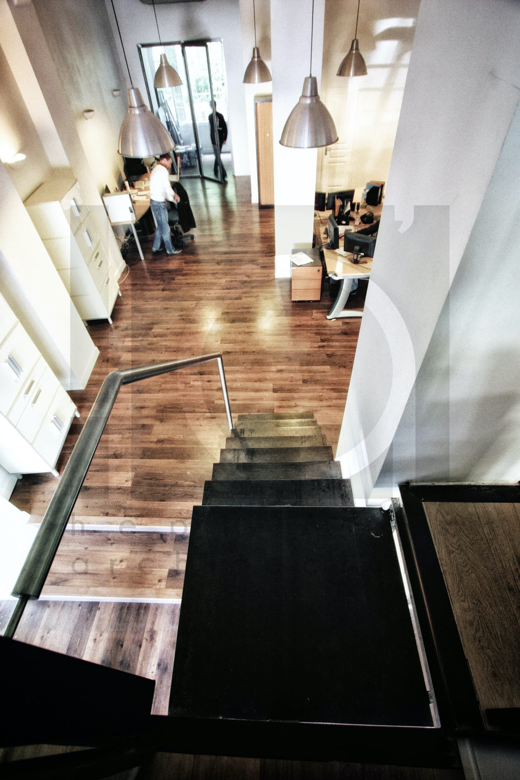 agence acomz marseille aménagement décoration bureaux style industriel vue sur espace de coworking