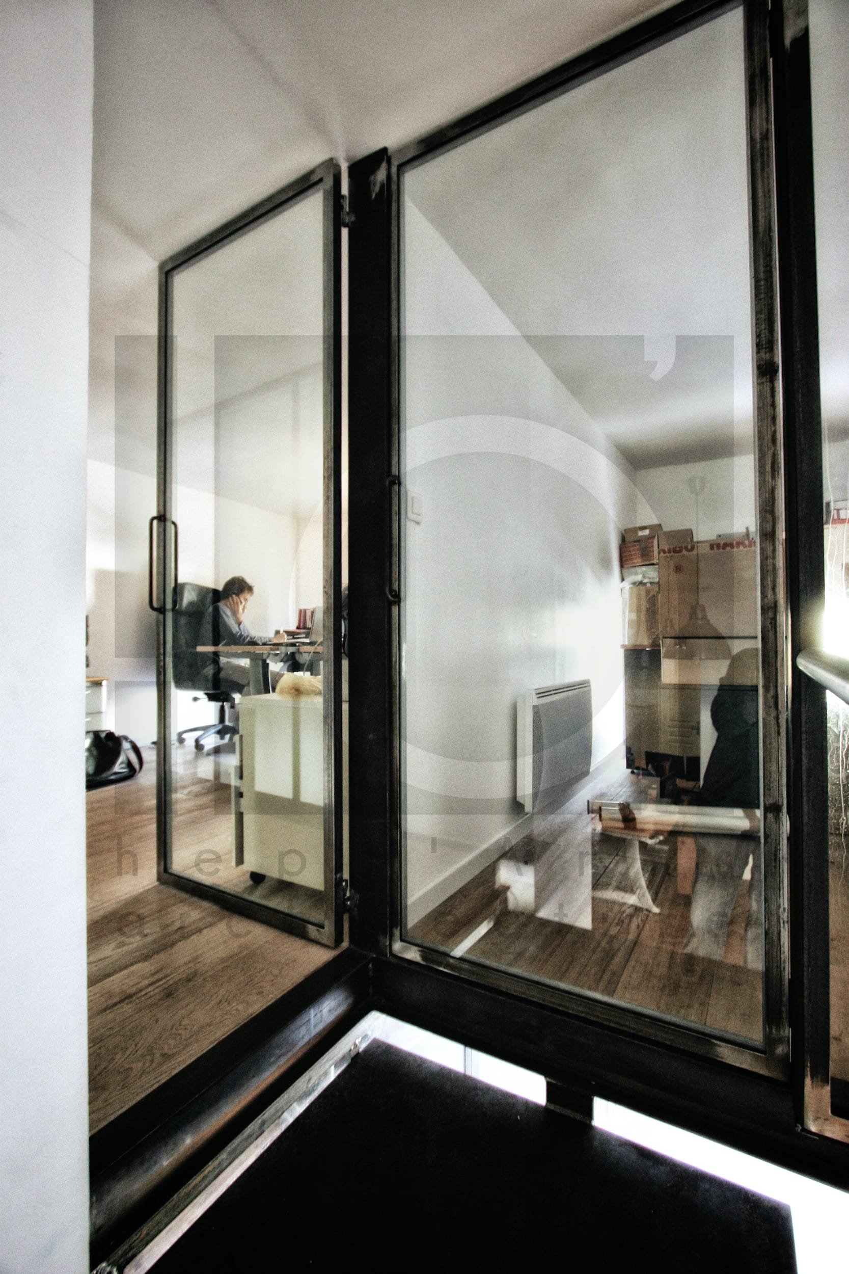 agence acomz marseille aménagement décoration bureaux style industriel vue sur accès bureaux direction